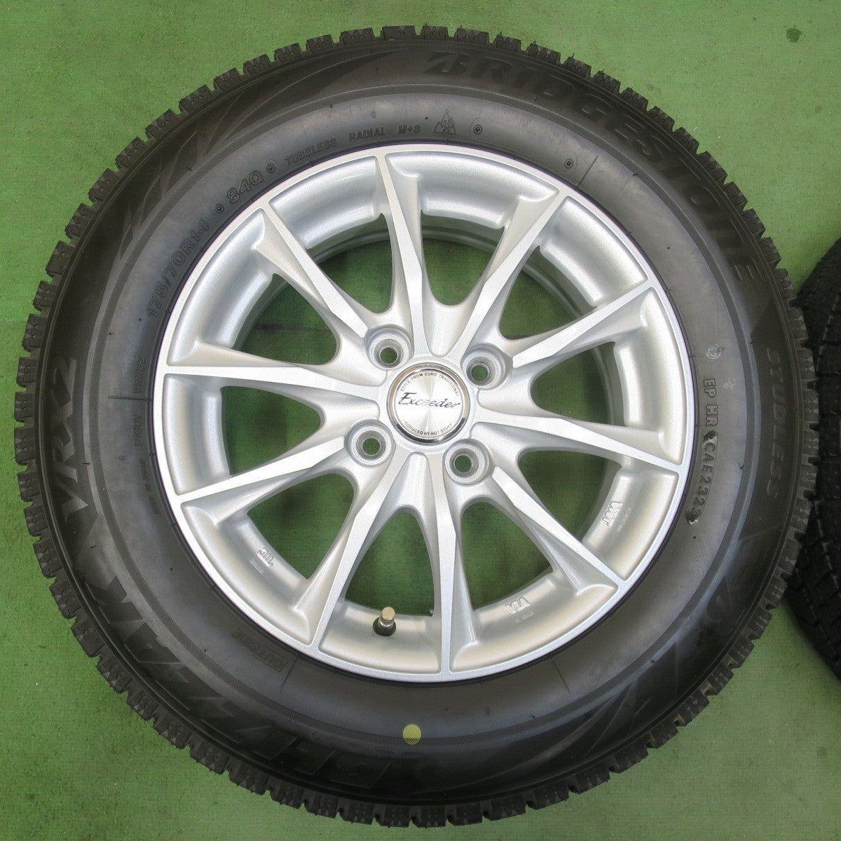 ほぼ未使用！23年★スタッドレス 175/70R14 ブリヂストン ブリザック VRX2 Exceeder エクシーダー 14インチ PCD100/4H★5122304イス