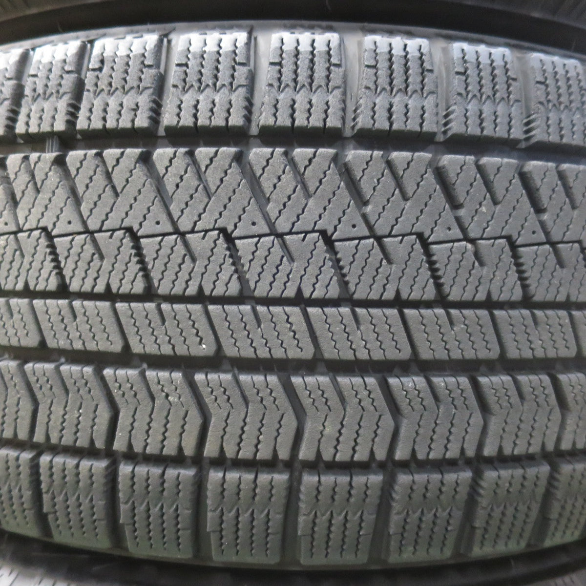バリ溝！キレイ！9.5分★スタッドレス 225/50R18 ブリヂストン ブリザック VRX2 TOPRUN トップラン 18インチ PCD114.3/5H★6010602イス
