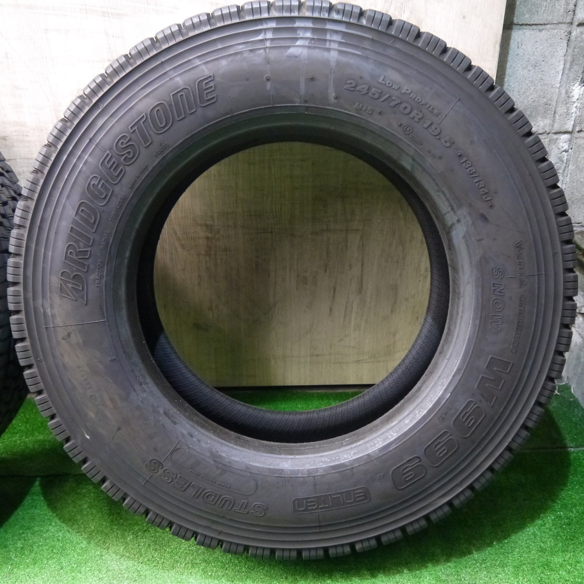 バリ溝！23年！9.5分以上！2本☆トラック タイヤ 245/70R19.5 136/134J