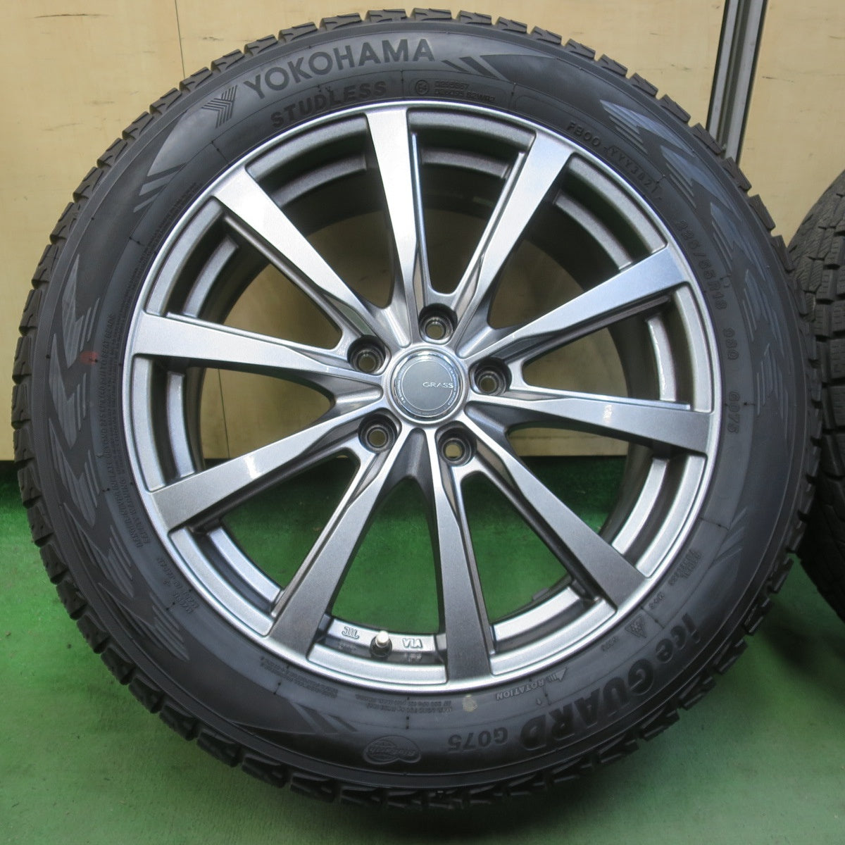 バリ溝！キレイ！9.5分★スタッドレス 225/55R18 ヨコハマ アイスガード G075 GRASS グラス 18インチ PCD114.3/5H★6041107イス