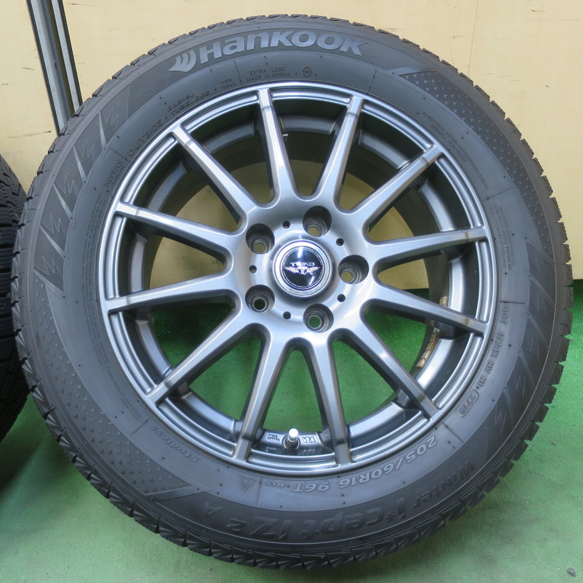 バリ溝！キレイ！9分★スタッドレス 205/60R16 ハンコック ウインター アイセプト IZ 2A TEAD テッド 16インチ PCD114.3/5H★6050520イス