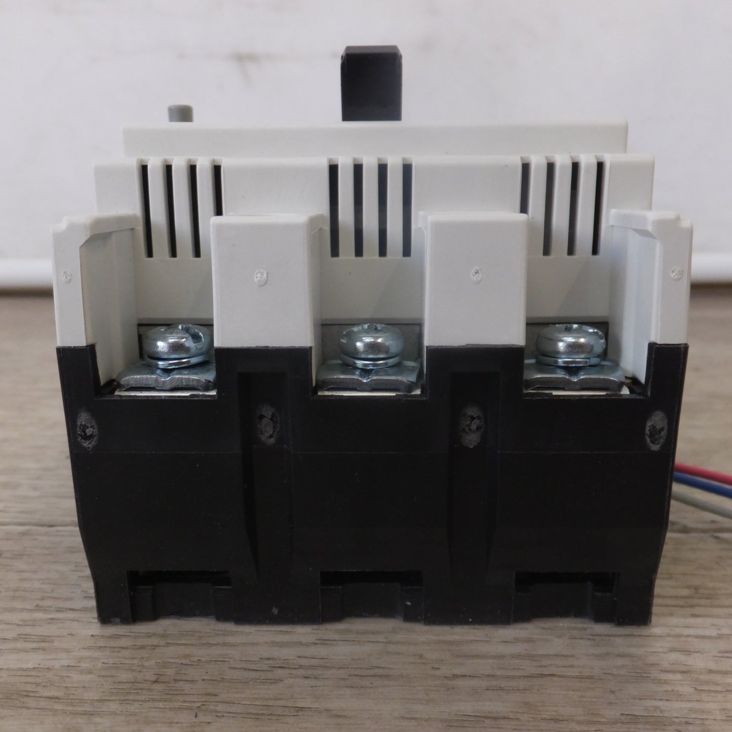 [送料無料] 未使用★三菱電機 MITSUBISHI 低圧遮断器 NV50-KC　AC100-200V 20A 30mA 3P3E 50/60Hz★