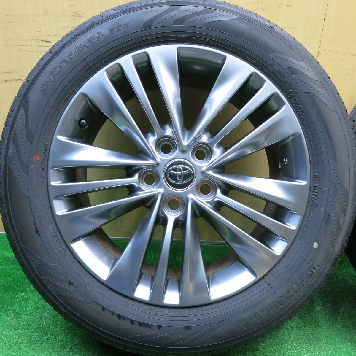バリ溝！23年！キレイ！9分★トヨタ 40系 アルファード ヴェルファイア 純正 225/60R18 ヨコハマ アドバン V03 18インチ PCD120/5H★5110902HAノ
