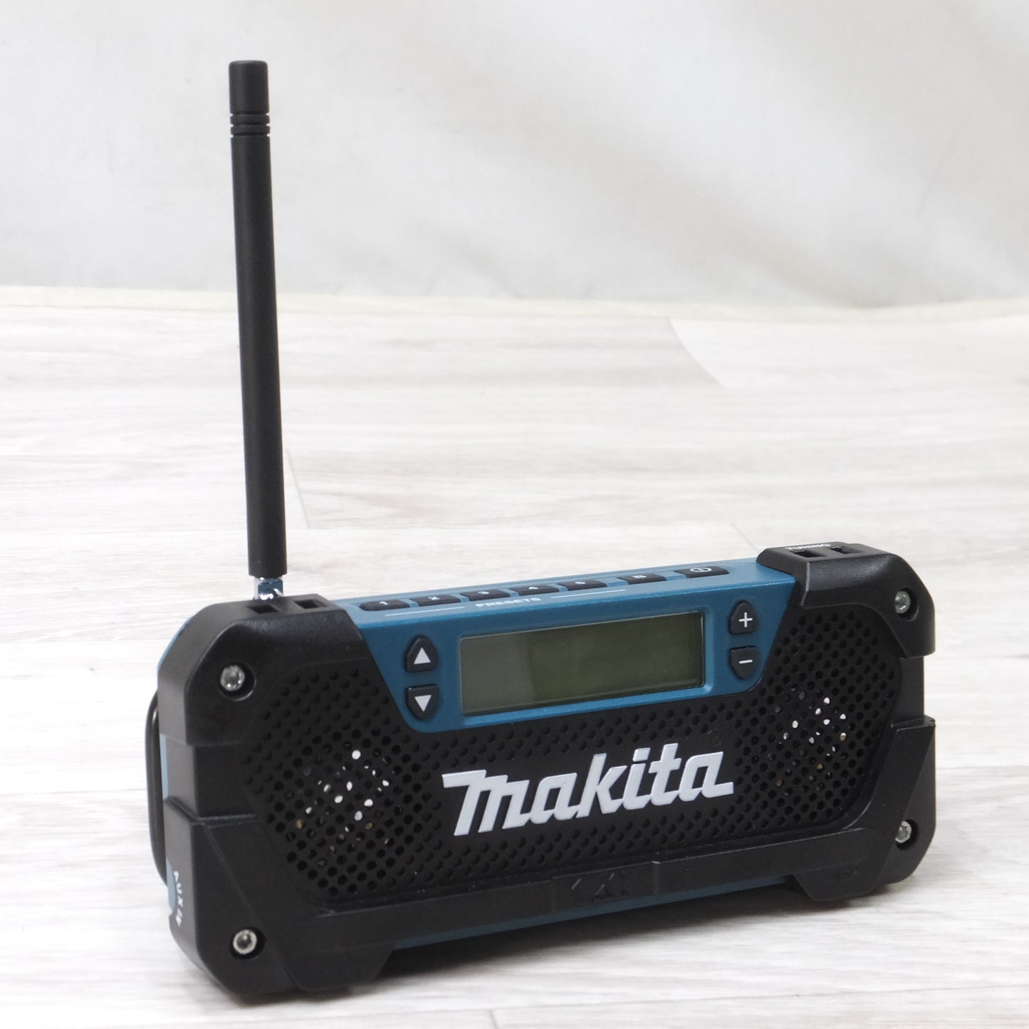 [送料無料] 美品◆マキタ 充電式 ラジオ MR052 本体のみ 10.8V 現場◆