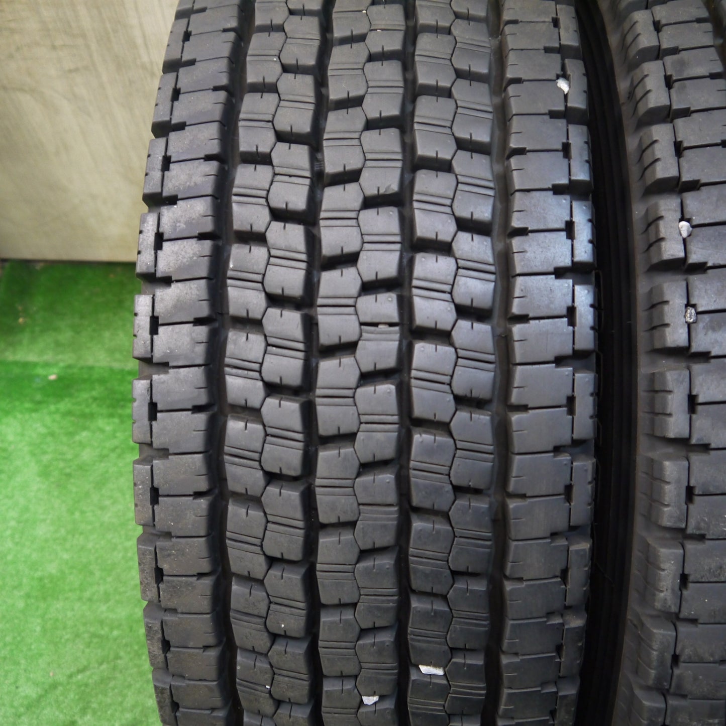 ほぼ未使用！23年！2本★トラック タイヤ 245/70R19.5 136/134J スタッドレス ブリヂストン W999 19.5インチ★5060704KKスタ
