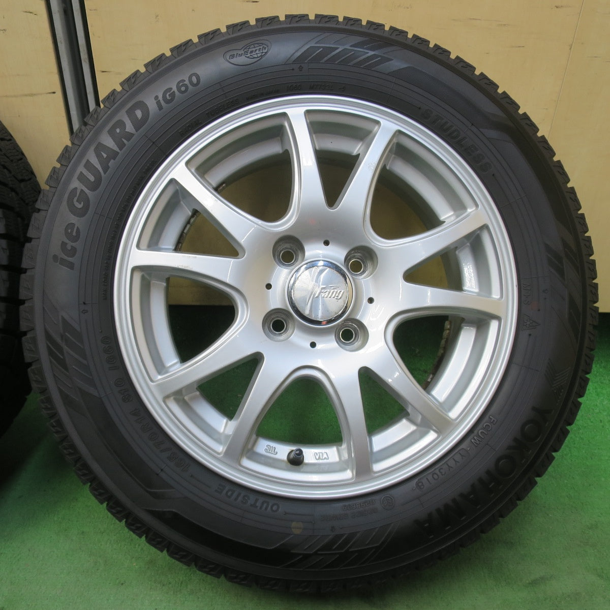 バリ溝！キレイ！9.5分以上★スタッドレス 165/70R14 ヨコハマ アイスガード iG60 Fang ファング 14インチ PCD100/4H★6011604イス