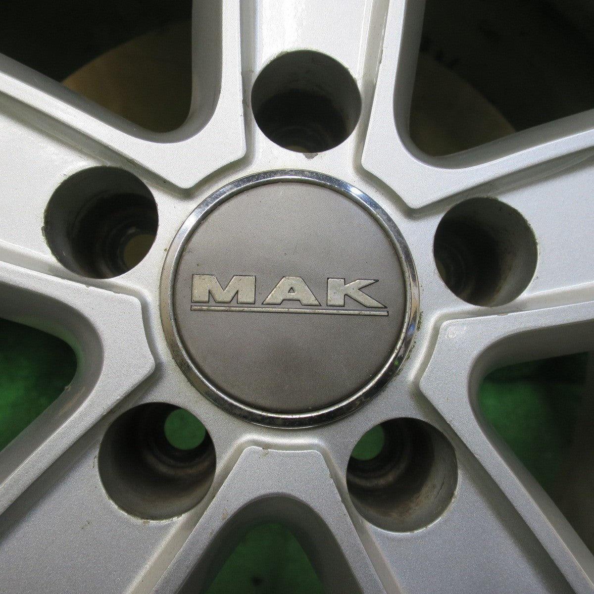 バリ溝！21年！9分★アウディ A4 等 MAK STADT 205/60R16 スタッドレス ピレリ アイスアシンメトリコ プラス シュタッド 16インチ PCD112/5H★5112205イス