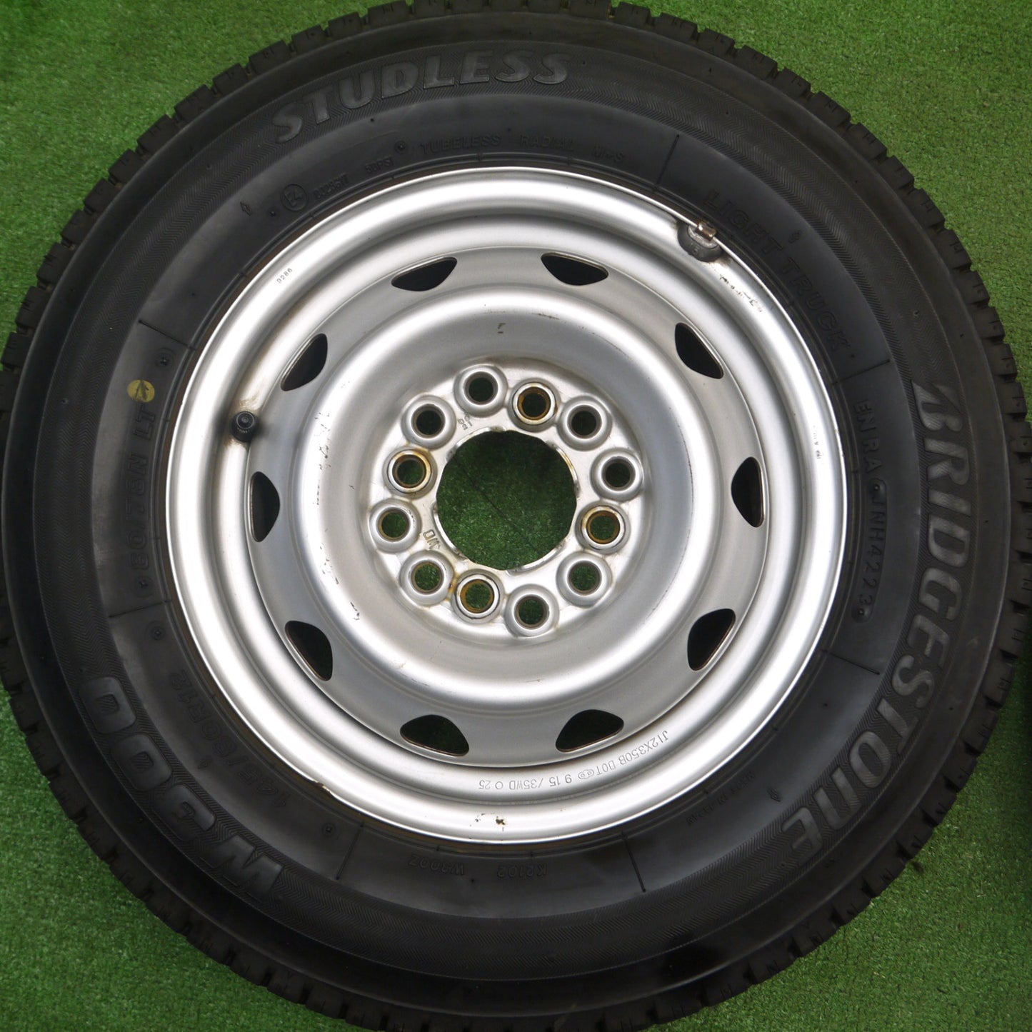 [送料無料] バリ溝！23年！キレイ！9分★スタッドレス 145/80R12 80/78N ブリヂストン W300 スチール ホイール 12インチ PCD100 110 114.3/4H マルチ★4122305Hス