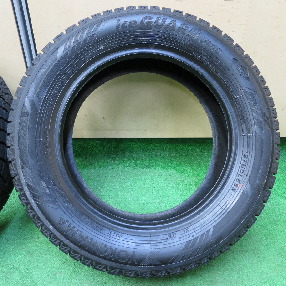 *送料無料* バリ溝！21年！9.5分以上★スタッドレス 185/65R15 ヨコハマ アイスガード iG60 タイヤ 15インチ アクア ノート マツダ2 等★4061002イスタ