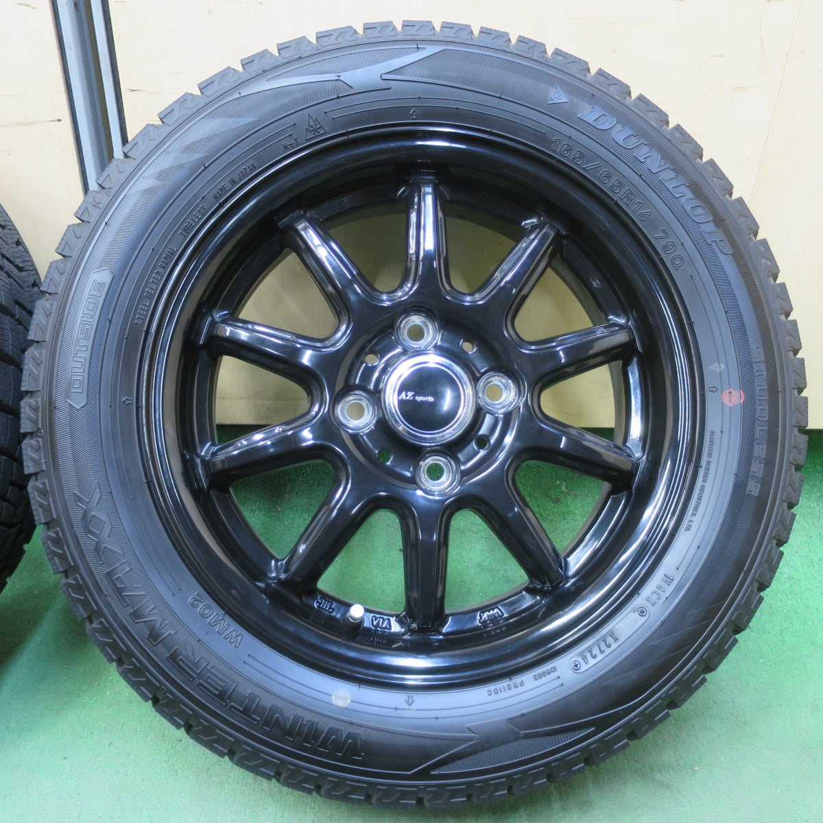 ほぼ未使用！24年！キレイ★スタッドレス 165/65R14 ダンロップ ウインターマックス WM02 AZ sports AZスポーツ 14インチ ソリオ ハスラー 等 PCD100/4H★6042003イス