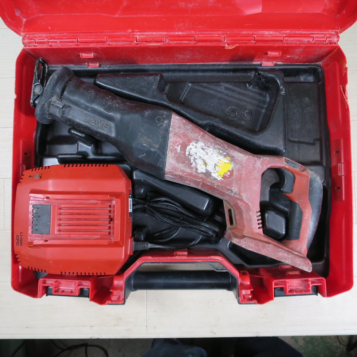 [送料無料] ☆HILTI ヒルティ 充電式 レシプロソー SR 6-A22 電動 工具 切断機 セーバーソー セーバソー ②☆