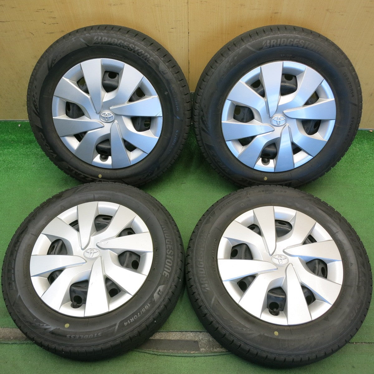 4本価格！22年◎トヨタ 130系 ヴィッツ 純正 スチール 165/70R14 スタッドレス ブリヂストン ブリザック VRX3 14インチ PCD100/4H◎6081409HAス