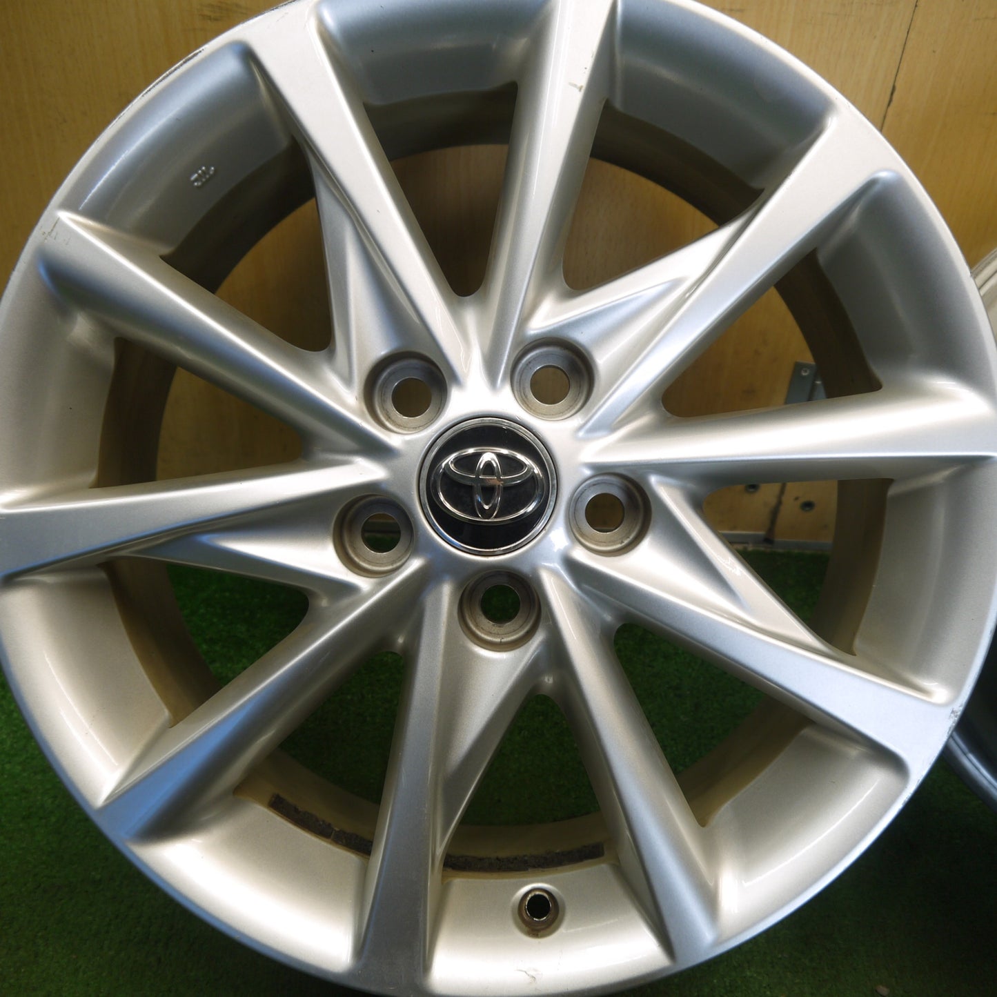 キレイ★トヨタ プリウスα Sツーリング 純正 ホイール 17インチ 17×7J PCD114.3/5H★6061707Hホ