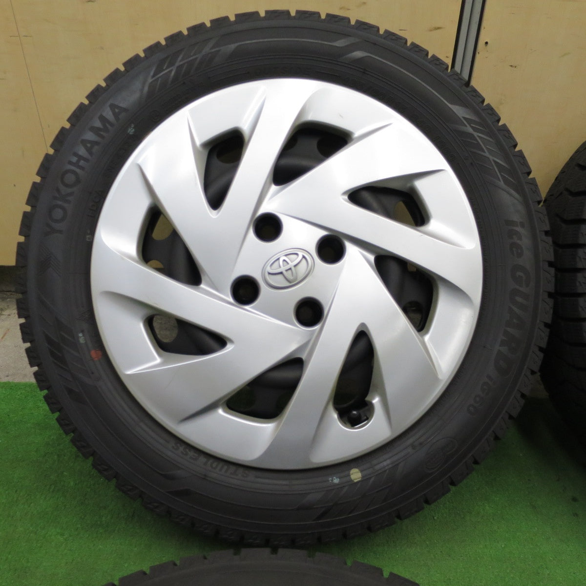 超バリ溝！22年！キレイ！ほぼ10分★トヨタ アクア 純正 スチール 185/60R15 スタッドレス ヨコハマ アイスガード iG60 15インチ PCD100/4H★6022501ナス