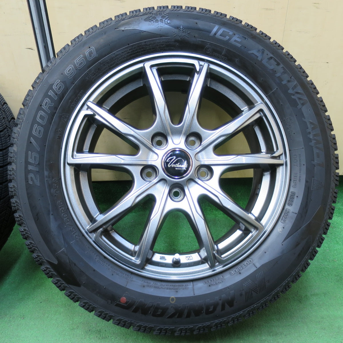 [送料無料] バリ溝！22年！キレイ！9.5分★スタッドレス 215/60R16 ナンカン アイスアクティバ AW-1 Verthandi ヴェルザンディ ヴェルサンディ 16インチ PCD114.3/5H★4112504イス