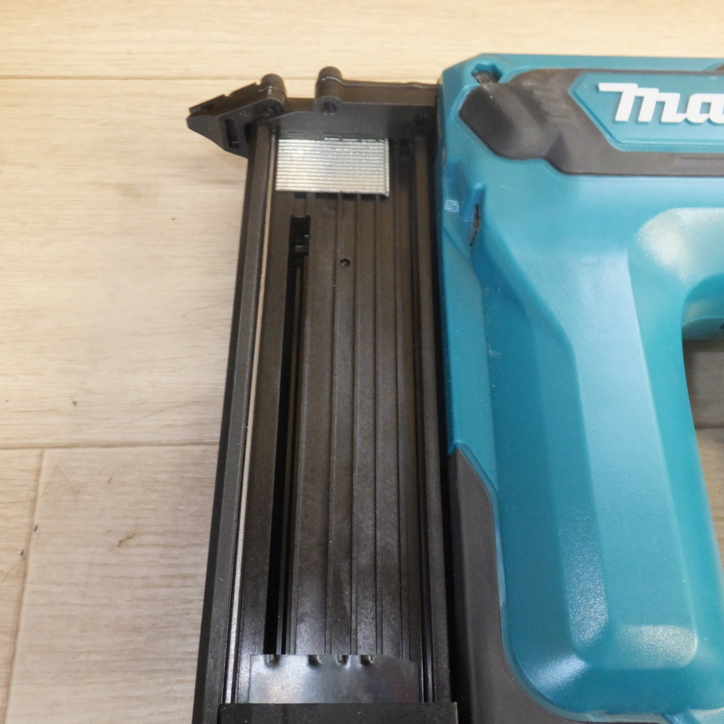 [送料無料] 美品★マキタ makita 35mm 充電式面木釘打 FN350DRG 18V 本体のみ★