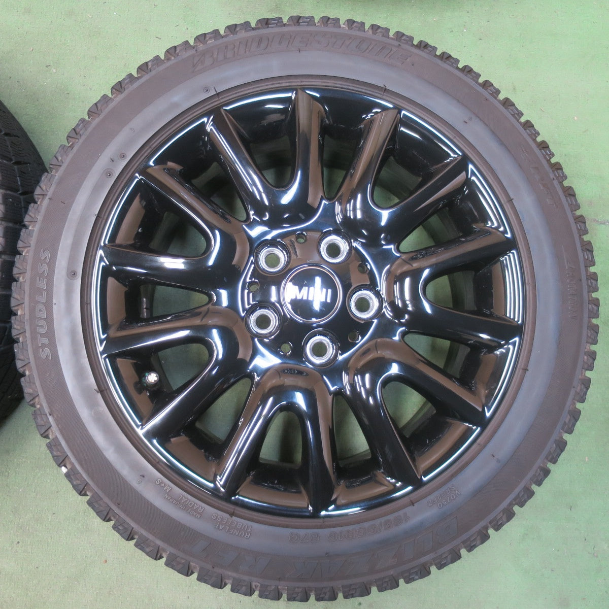 バリ溝！キレイ！9.5分◎MINI ミニ F55 F56 F57 純正 ビクトリースポーク 495 195/55R16 スタッドレス ブリヂストン ブリザック RFT 16インチ PCD112/5H◎6062608イス