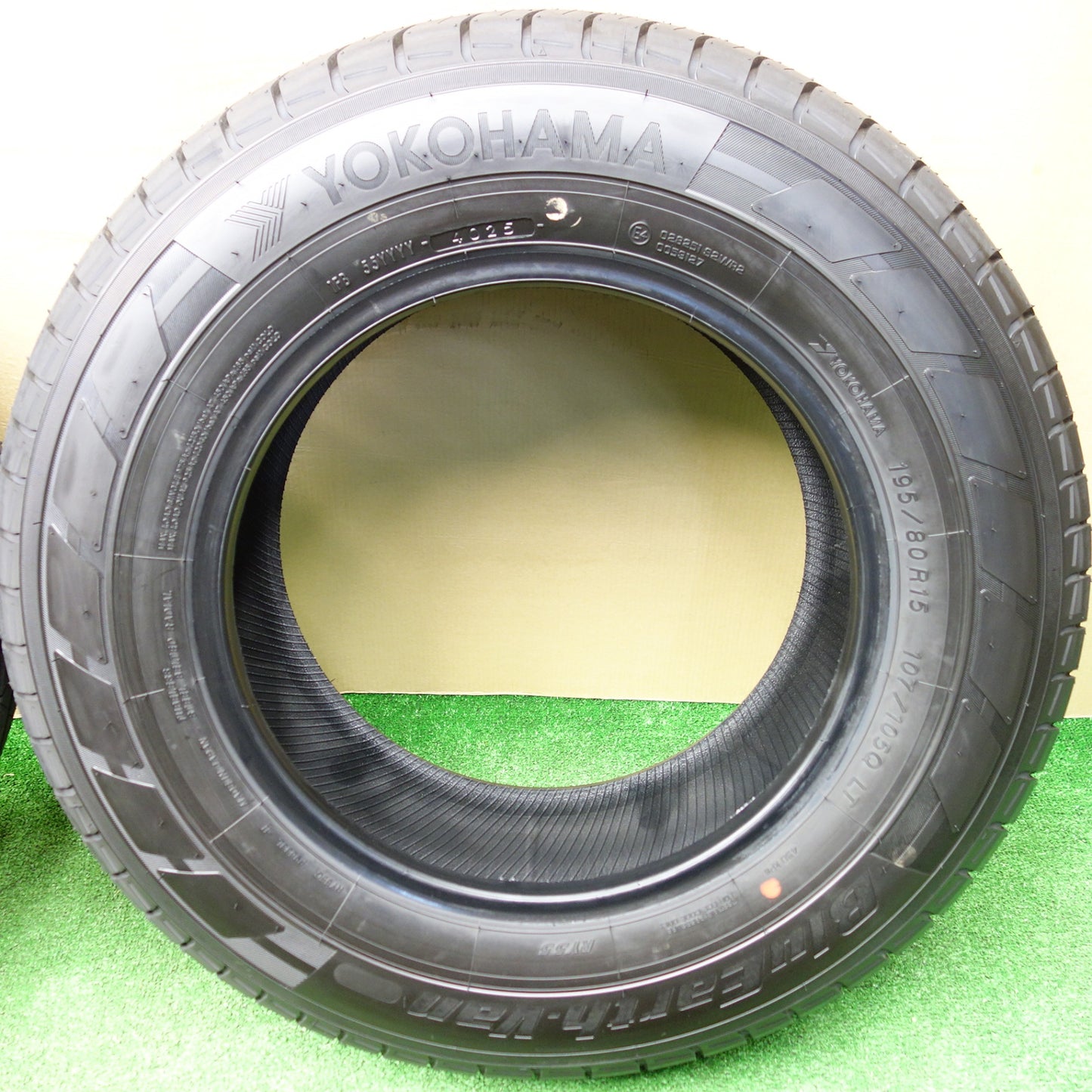 新車外し！25年★195/80R15 107/105Q ヨコハマ BluEarth-Van RY55 ブルーアース バン タイヤ 15インチ ハイエース キャラバン 等★5120703KTノタ