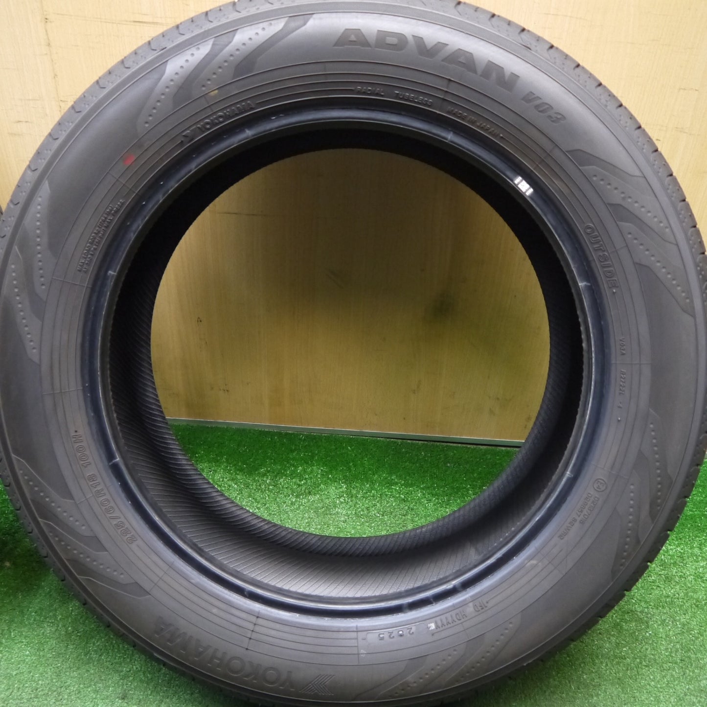 バリ溝！25年！9.5分★225/60R18 ヨコハマ アドバン V03 タイヤ 18インチ 40系 アルファード ヴェルファイア 等★5121609Hノタ