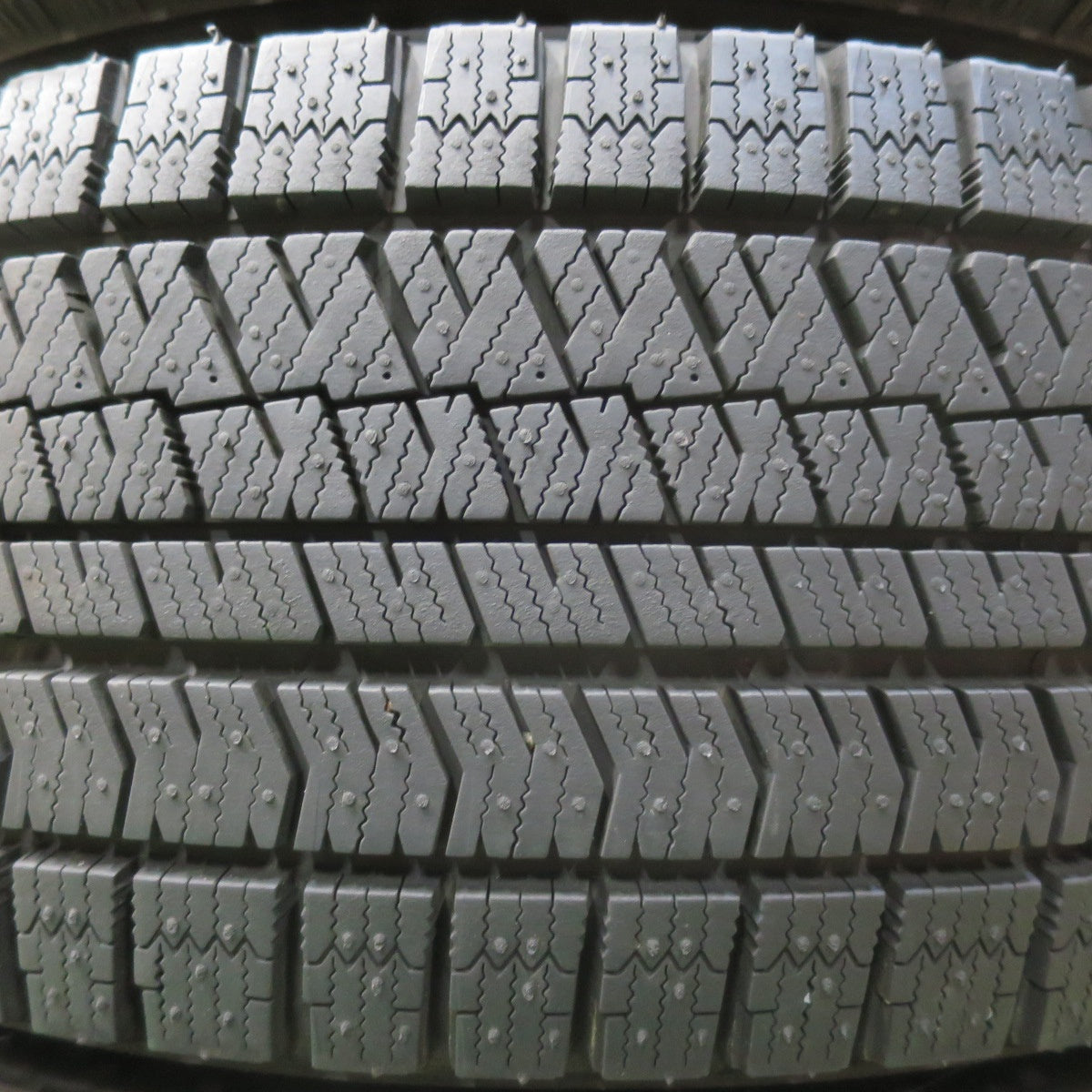[送料無料] バリ溝！23年！キレイ！ほぼ10分★スタッドレス 225/55R18 ブリヂストン ブリザック VRX2 ECO FORME エコフォルム 18インチ PCD114.3/5H★4121001イス