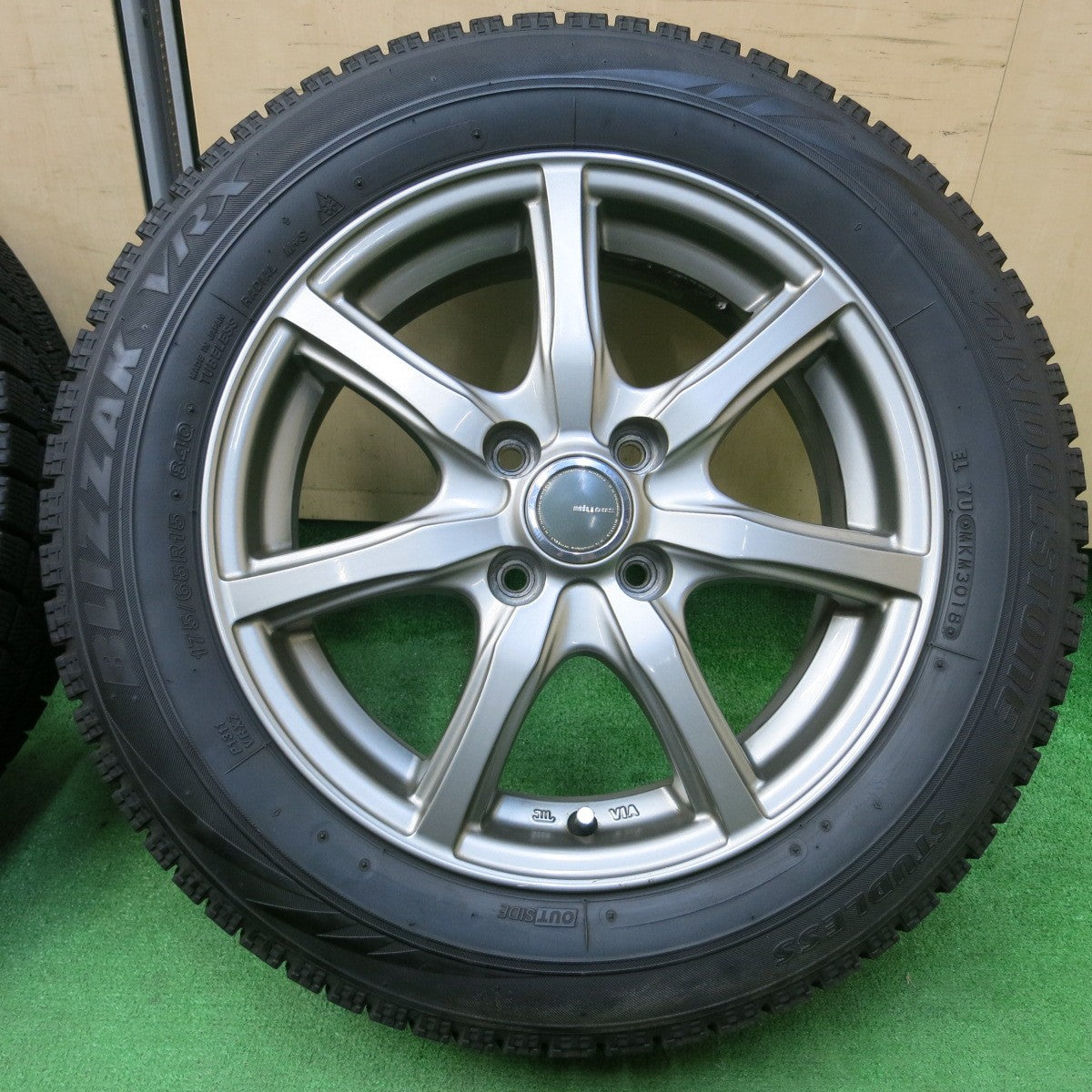 *送料無料* バリ溝！キレイ！8.5分★スタッドレス 175/65R15 ブリヂストン ブリザック VRX MiLLOUS ミルアス 15インチ PCD100/4H★4041001イス