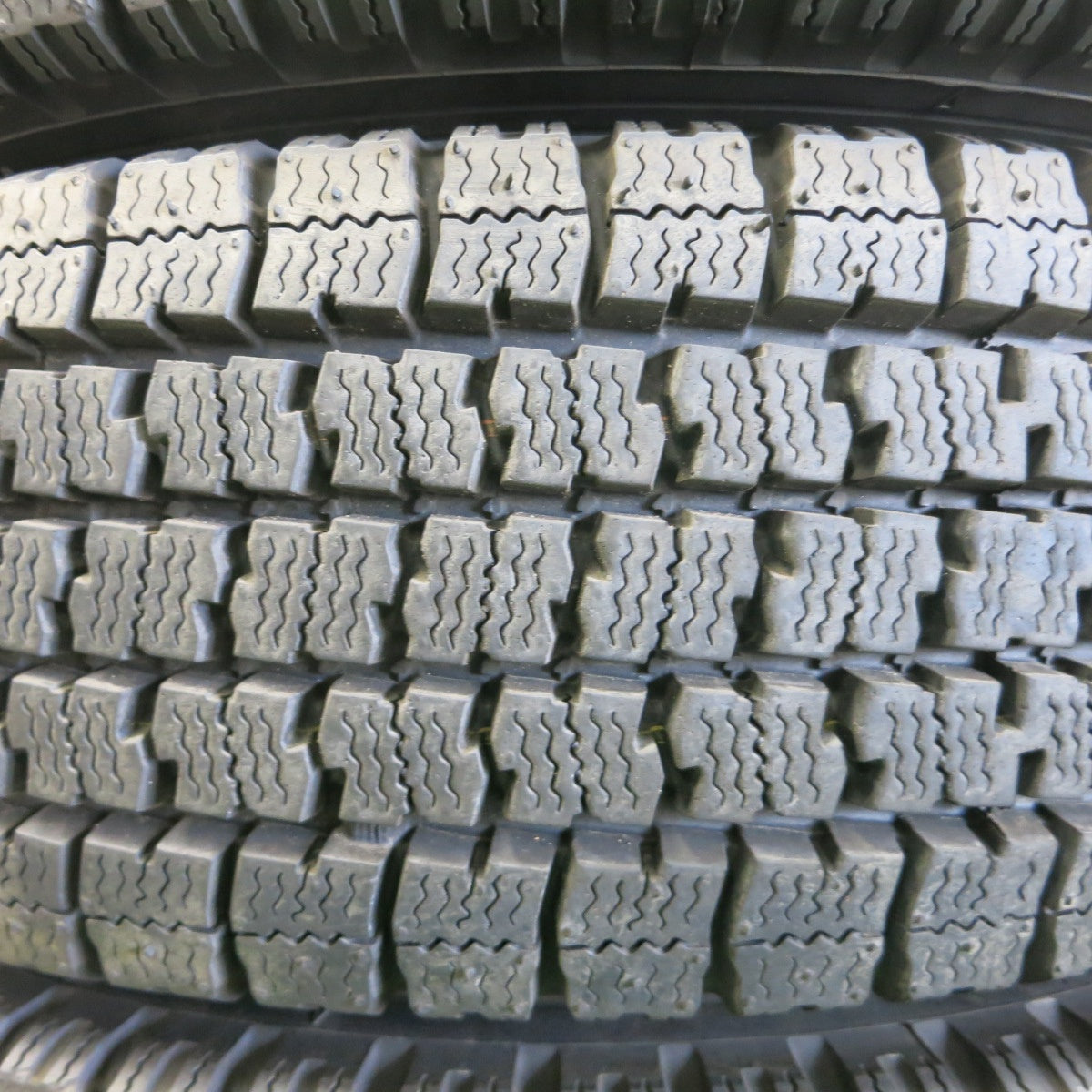 *送料無料* バリ溝！22年！9.5分以上★トラック タイヤ 195/75R15 109/107N スタッドレス トーヨー デルベックス M935 KWC スチール 115-8T PCD208/5H★4061501ナス