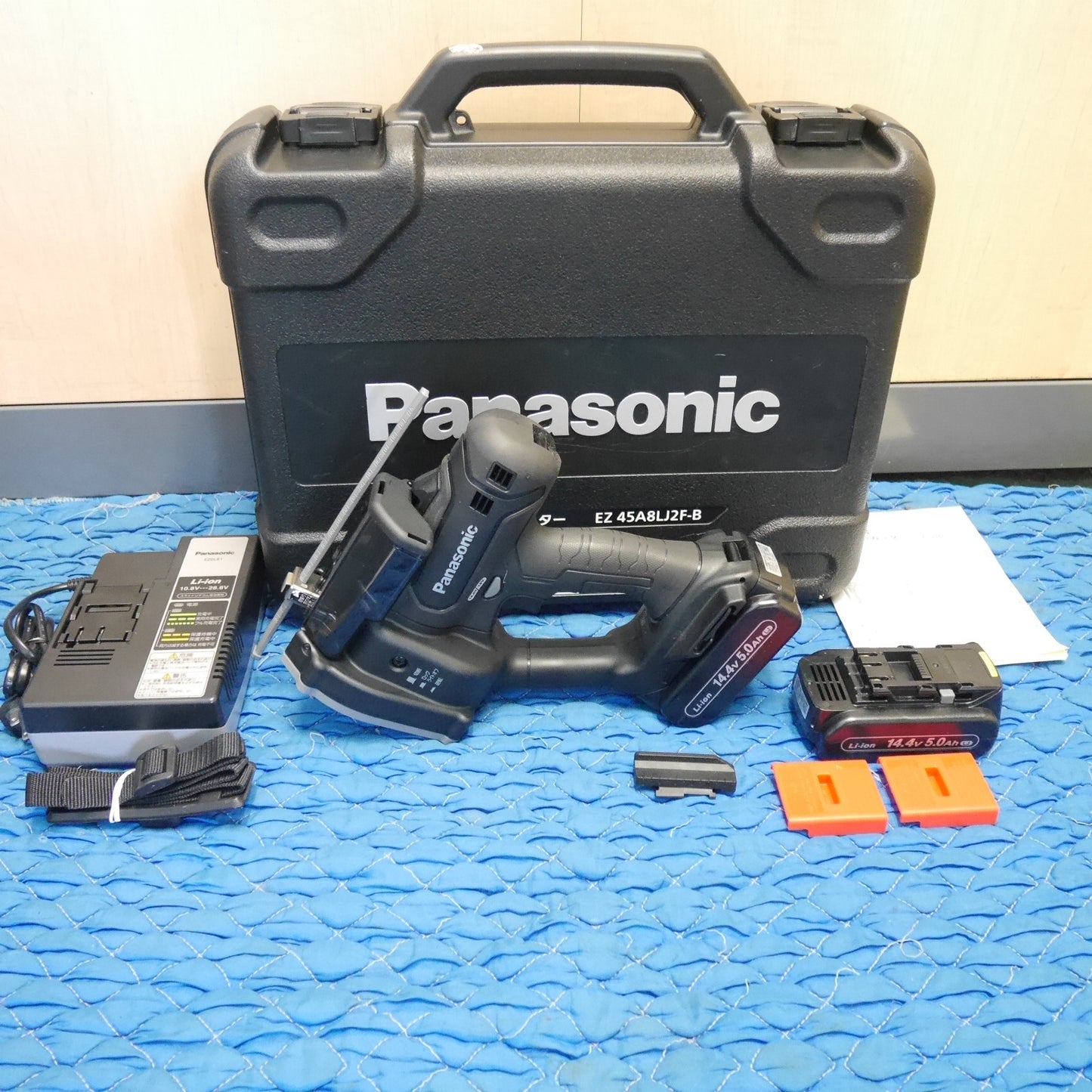 [送料無料] キレイ！バッテリー2個☆Panasonic 充電 全ネジ カッター EZ45A8LJ2F-B 電動 工具 切断機 全ねじ パナソニック 充電器 EZ0L81☆