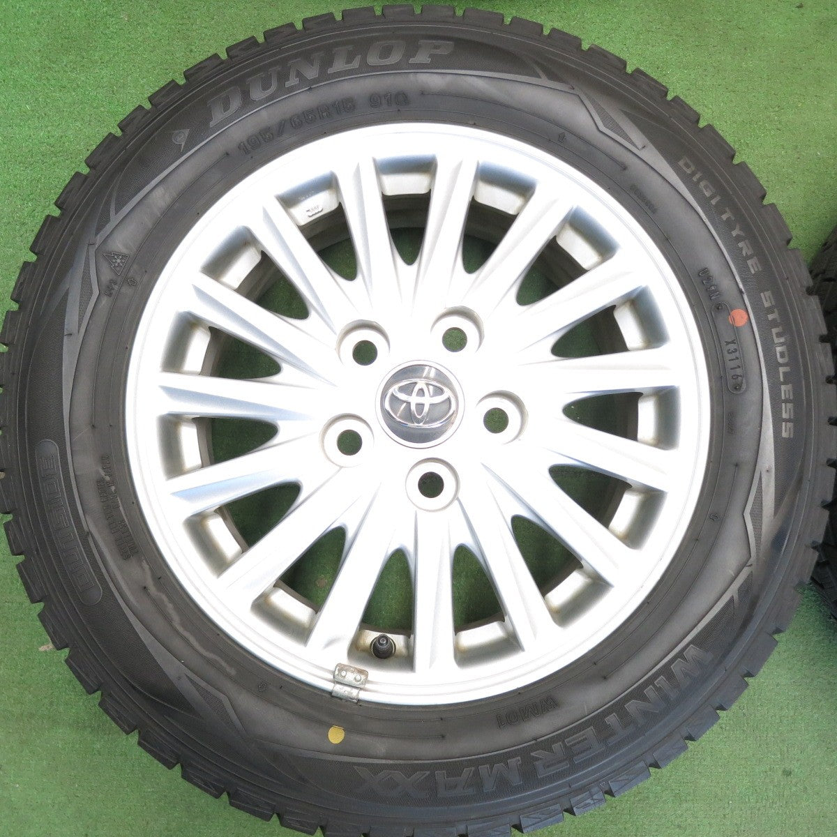 バリ溝！キレイ！9分★トヨタ 80系 ノア ヴォクシー 純正 195/65R15 スタッドレス ダンロップ ウインターマックス WM01 15インチ PCD114.3/5H★6052402HAス