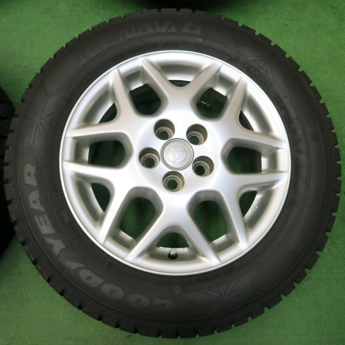 *送料無料* 超バリ溝！ほぼ10分★トヨタ プレミオ 純正 195/65R15 スタッドレス グッドイヤー アイスナビ6 15インチ PCD100/5H★4032706イス