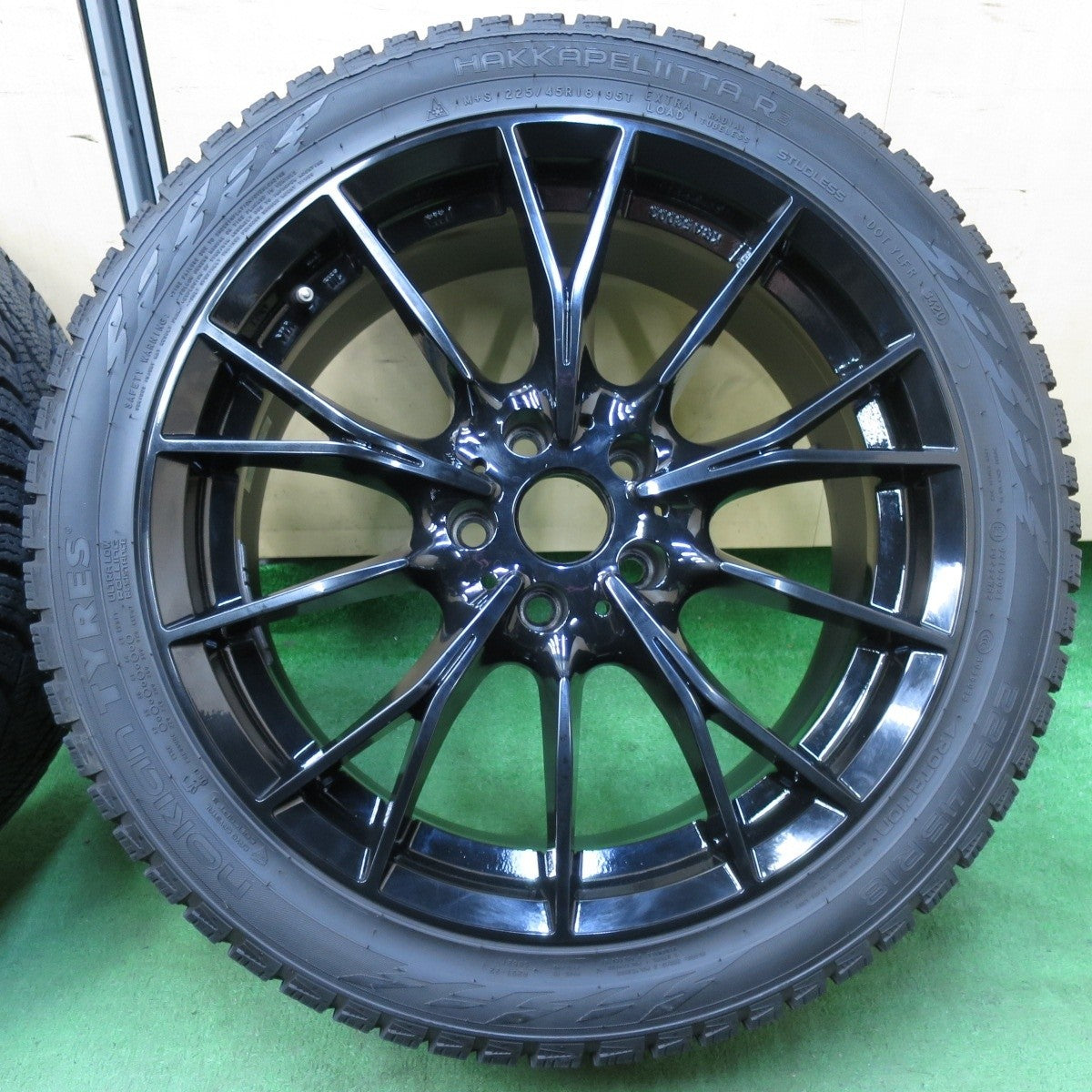 バリ溝！20年！9.5分★BMW 等 MAK FABRIK 225/45R18 スタッドレス ノキアンタイヤ ハッカペリッタ R3 ファブリック 18インチ PCD112/5H★4112914イス