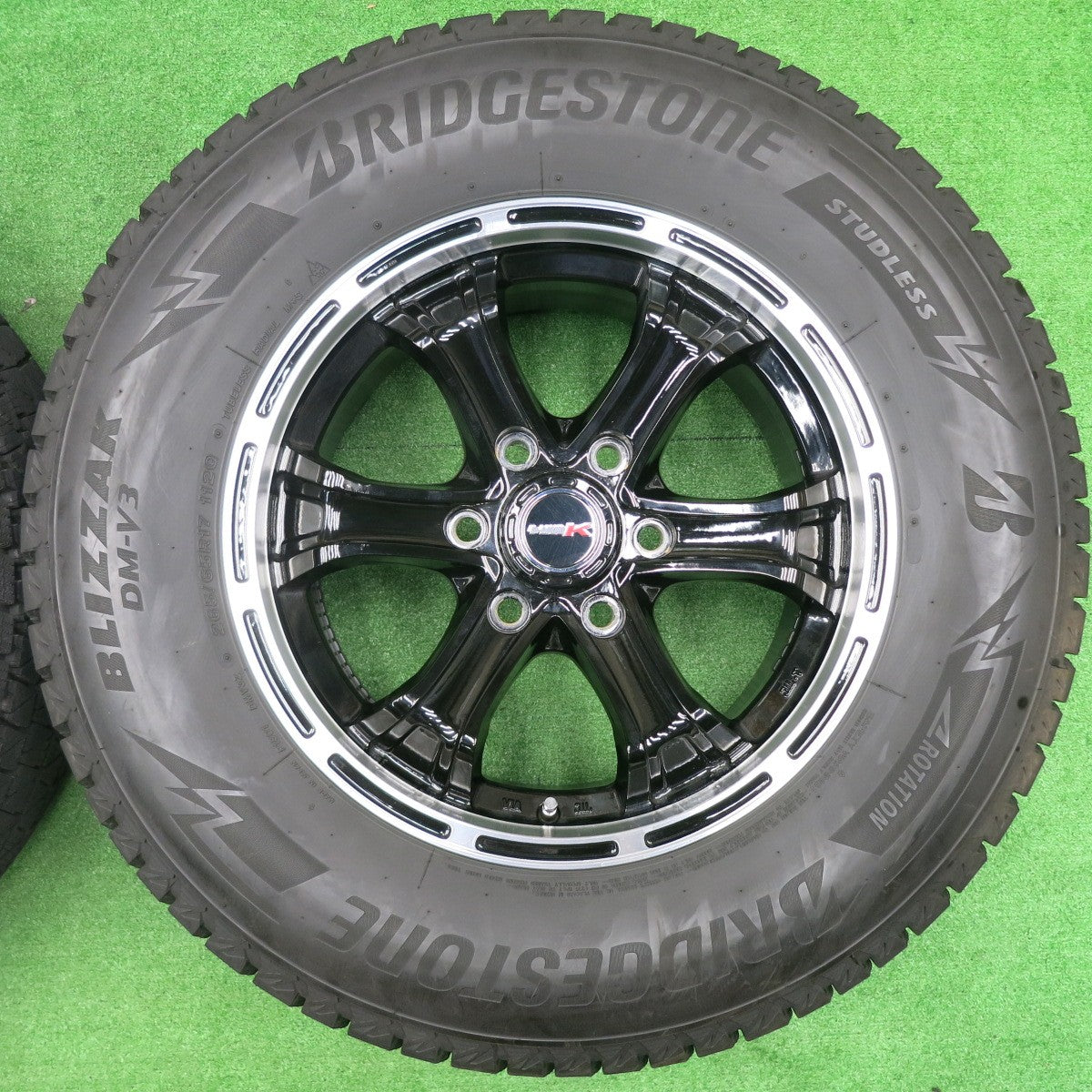 [送料無料] 付属品付！バリ溝！22年！綺麗！9.5分★スタッドレス 265/65R17 ブリヂストン ブリザック DM-V3 B-MUD K BIGWAY PCD139.7/6H★4100801NJス