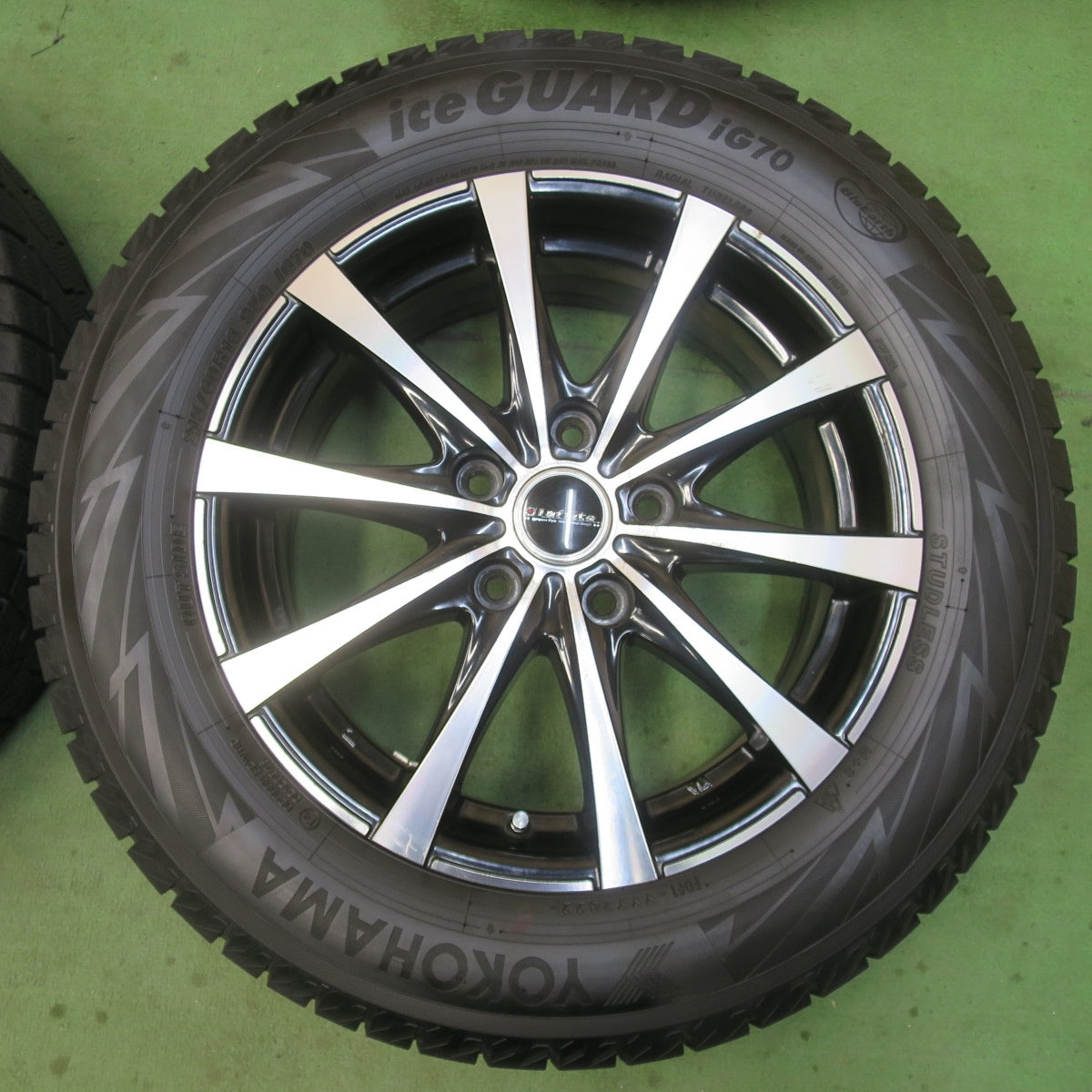 バリ溝！22年！9.5分★スタッドレス 215/60R16 ヨコハマ アイスガード iG70 Laffite ラフィット 16インチ PCD114.3/5H★6021304イス