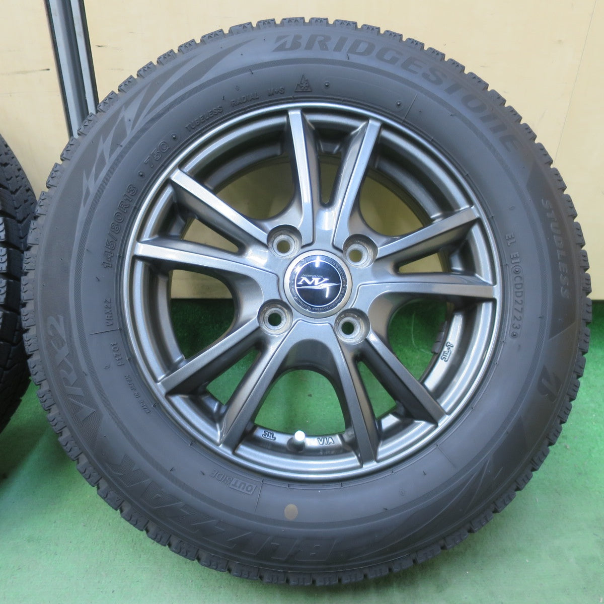キレイ！23年★スタッドレス 145/80R13 ブリヂストン ブリザック VRX2 NIRVANA NV ニルヴァーナ ニルバーナ 13インチ PCD100/4H★6052710イス