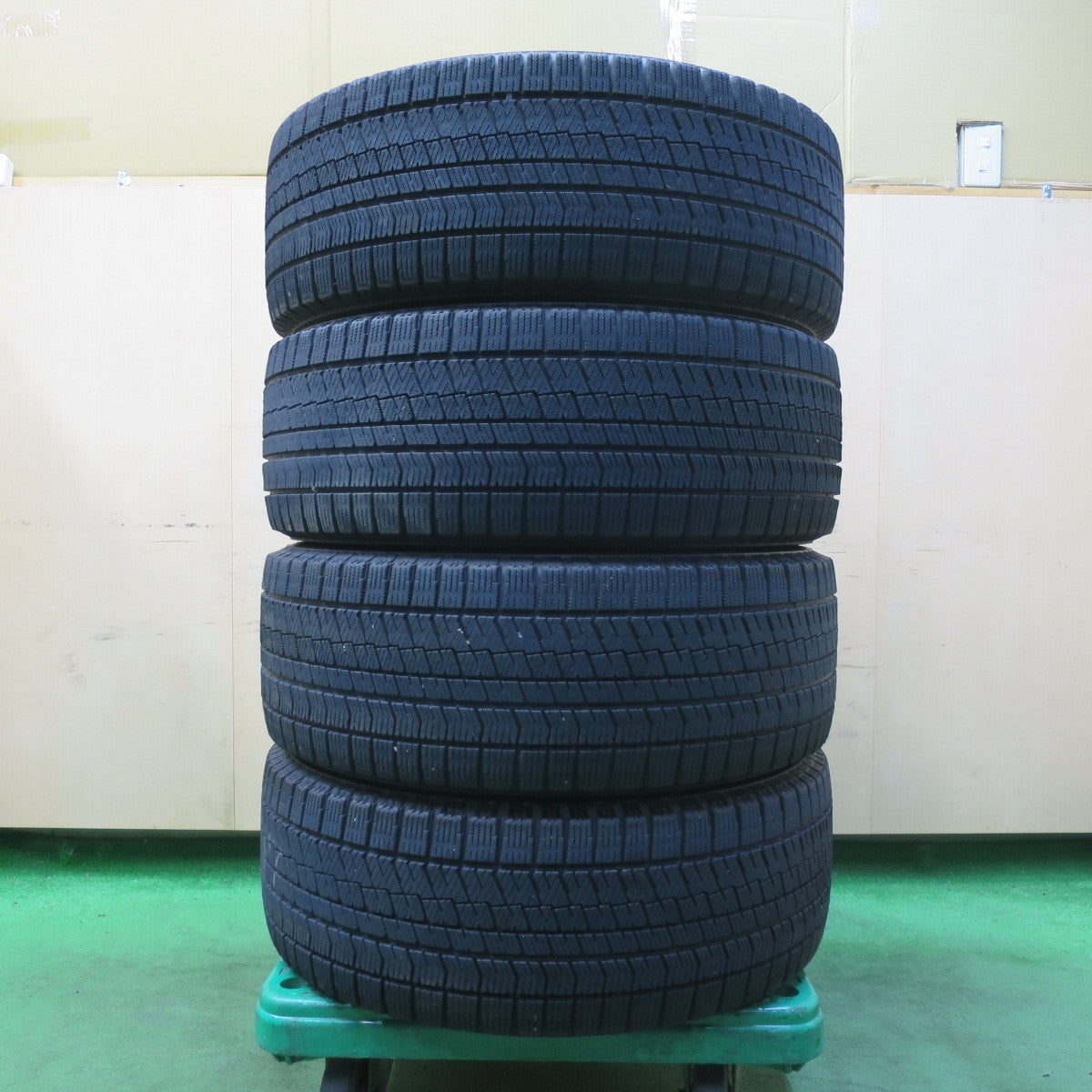 [送料無料] 4本価格！20年★BMW 等 IRVINE F01 225/55R17 スタッドレス ブリヂストン ブリザック VRX2 アーヴィン 17インチ PCD112/5H★4112204イス