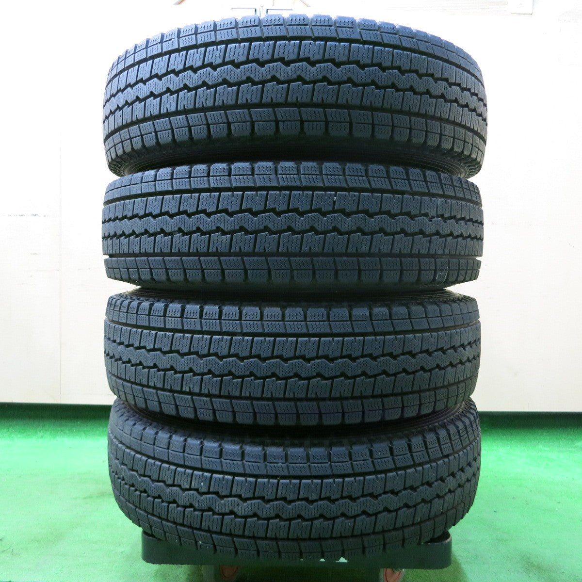 *送料無料* バリ溝！9分★スタッドレス 175R14 8PR ダンロップ ウインターマックス SV01 スチール 14インチ PCD100 114.3/5H マルチ★4053106イス