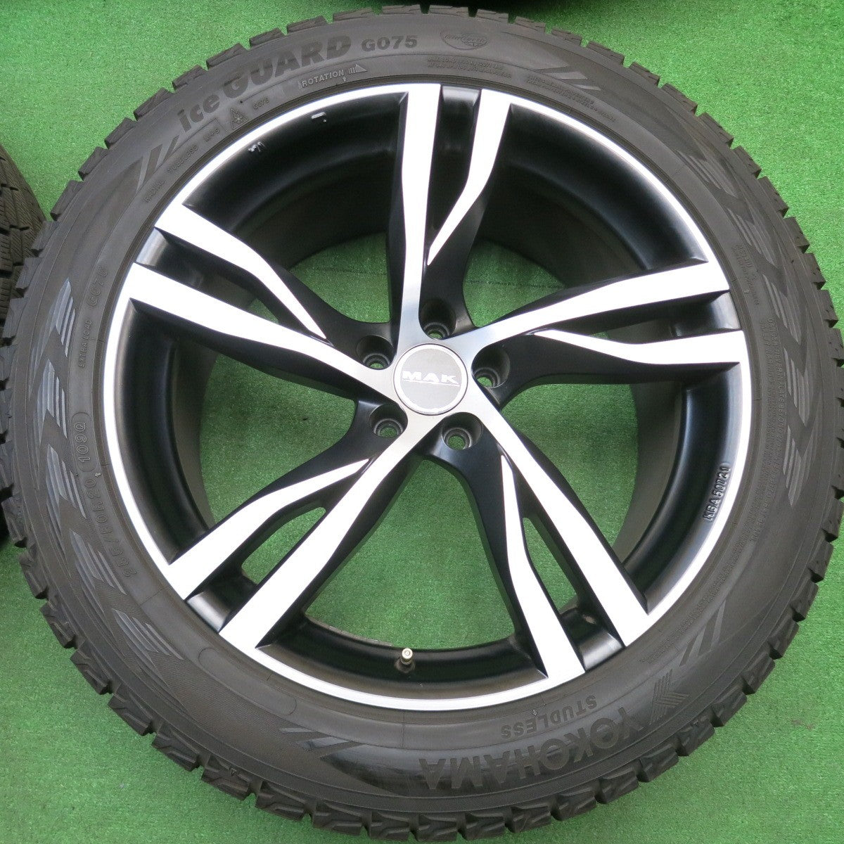 バリ溝！23年！キレイ！9.5分★ジャガー F-PACE 等 MAK STOCKHOLM 255/50R20 スタッドレス ヨコハマ アイスガード G075 ストックホルム 20インチ PCD108/5H★5112907HAス