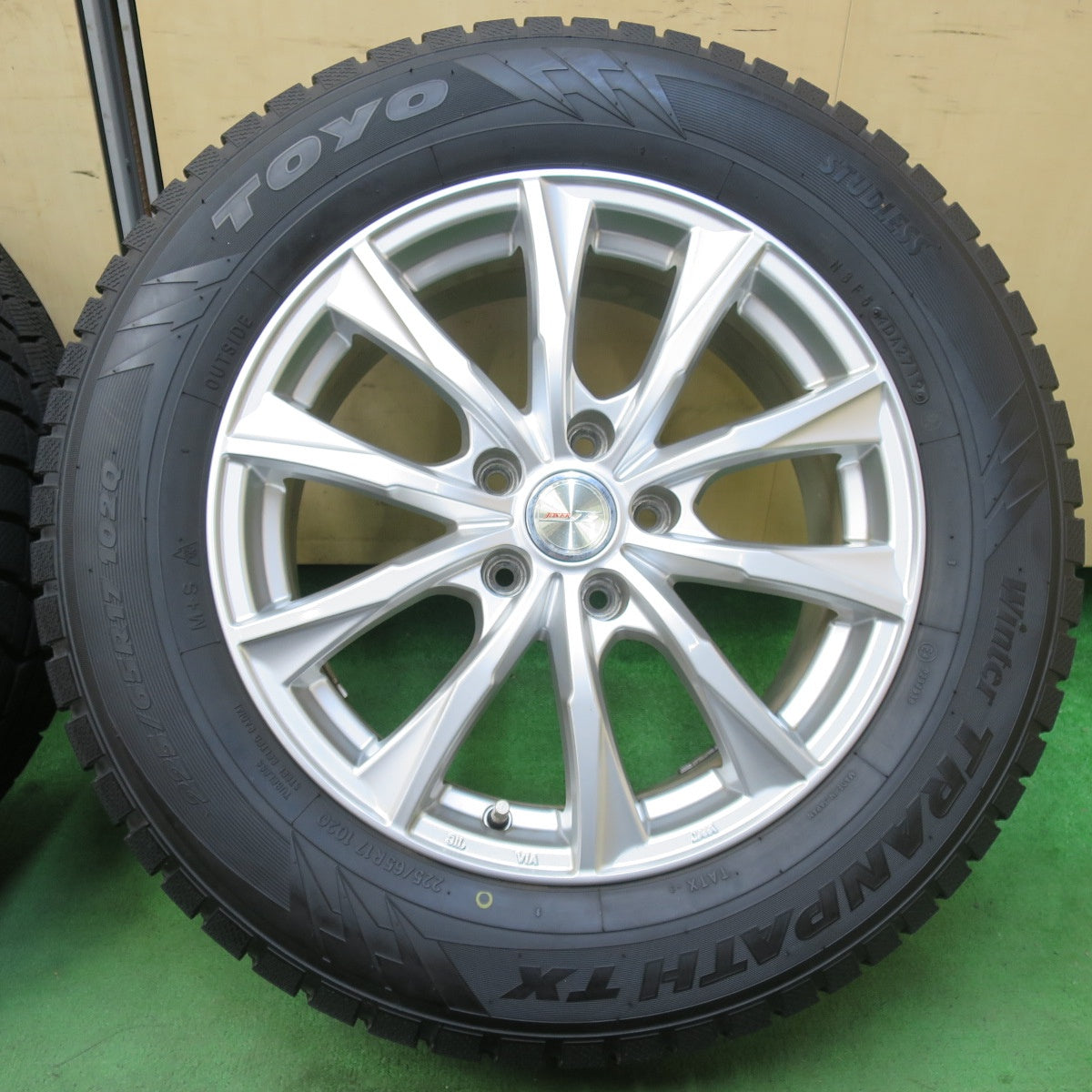 [送料無料] バリ溝！9.5分★スタッドレス 225/65R17 トーヨー ウインター トランパス TX JOKER ジョーカー 17インチ PCD114.3/5H★5031411イス