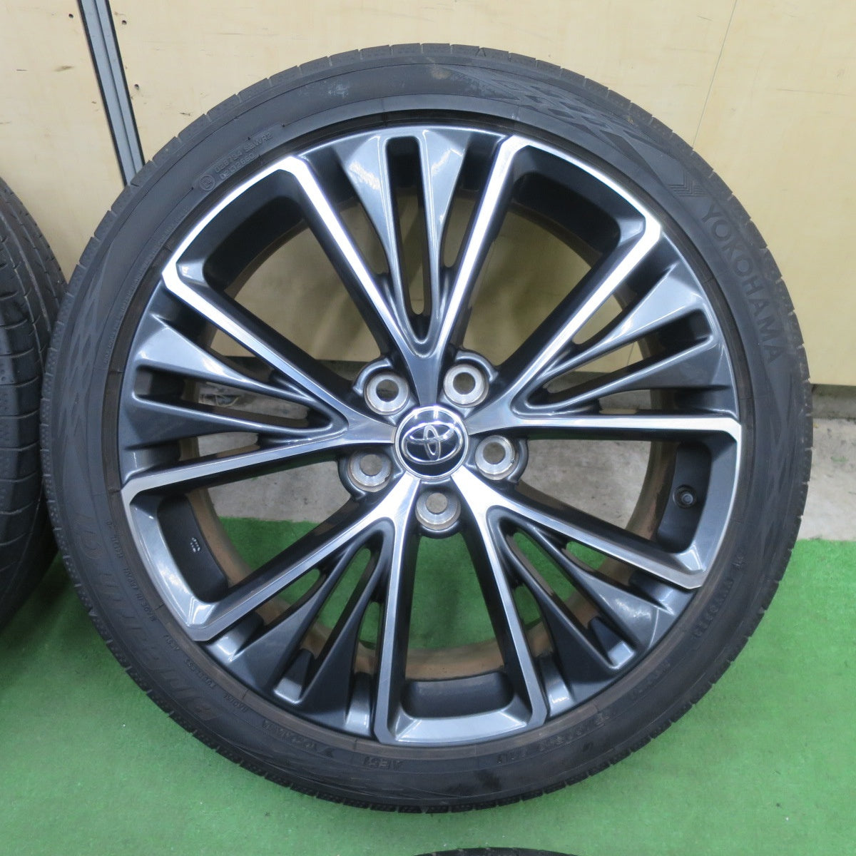 キレイ！23年★トヨタ 60系 プリウス Zグレード 純正 195/50R19 ヨコハマ BluEarth-GT AE51J 19インチ ブルーアース PCD114.3/5H★6022112TTノ
