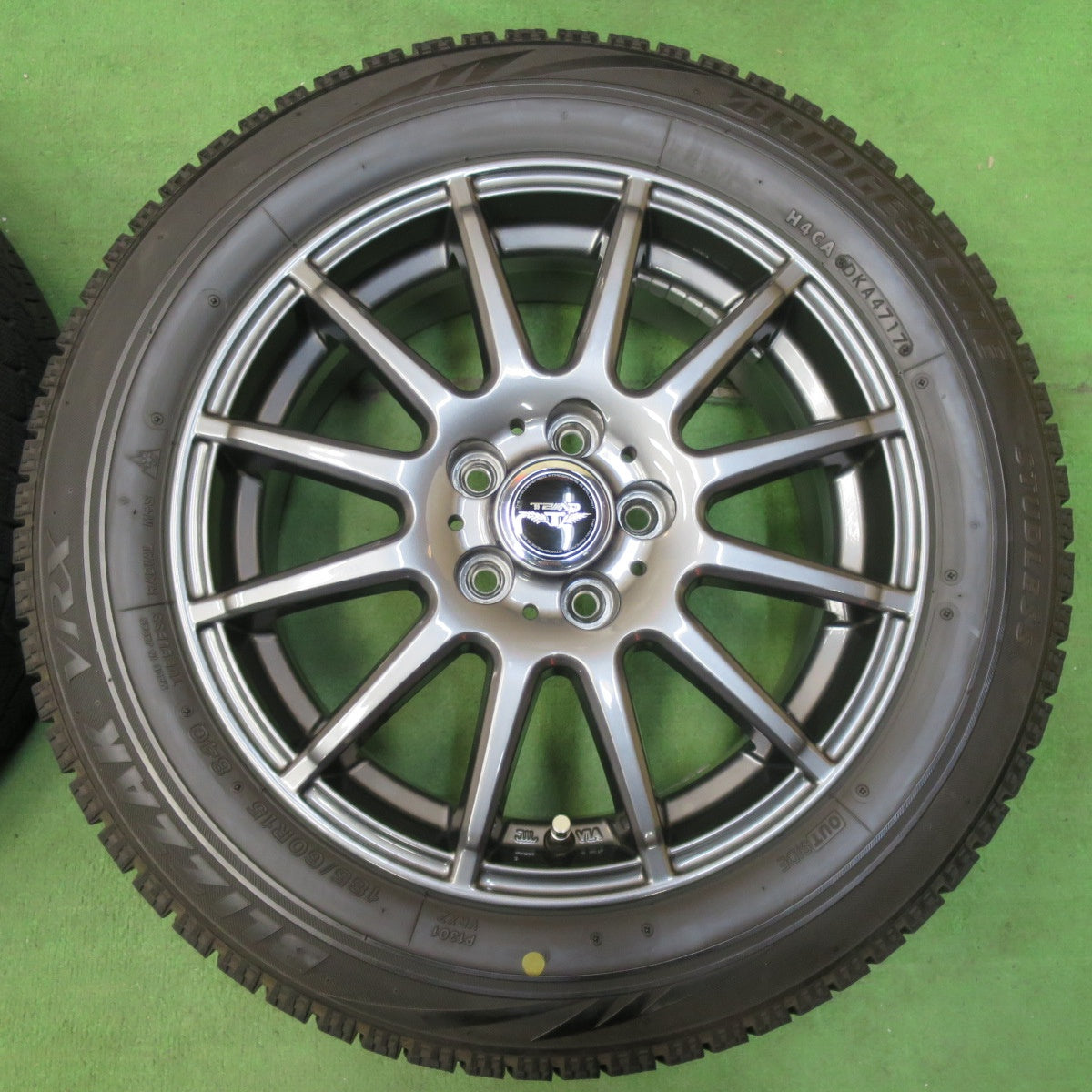 [送料無料] バリ溝！キレイ！8.5分★シエンタ 等 185/60R15 スタッドレス ブリヂストン ブリザック VRX TEAD テッド 15インチ PCD100/5H★5010309イス
