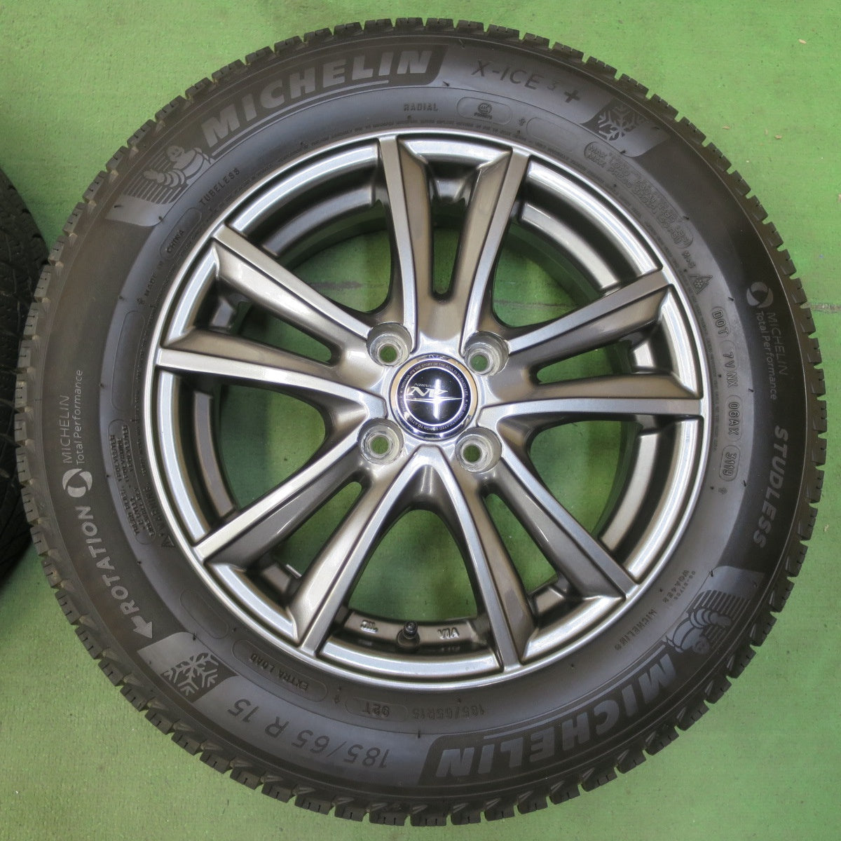 バリ溝！9分★スタッドレス 185/65R15 ミシュラン X-ICE3+ NIRVANA NV ニルバーナ ニルヴァーナ 15インチ PCD100/4H★5082304イス