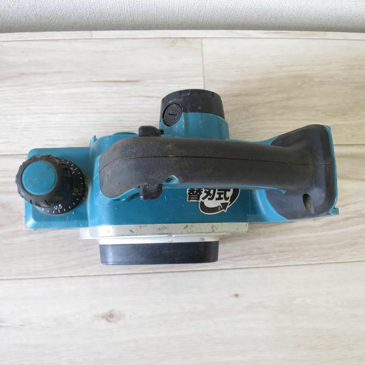 [送料無料] ◇マキタ 充電式 カンナ KP180D 82mm 電動 工具 本体のみ makita 鉋 かんな 切削◇