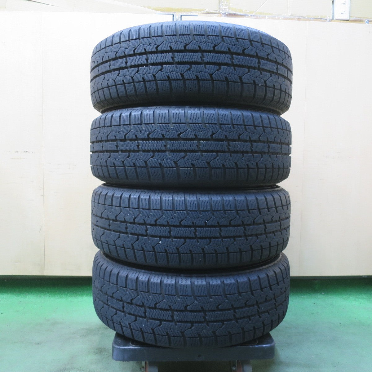 バリ溝！23年！キレイ！9.5分以上★スタッドレス 205/60R16 トーヨー オブザーブ GIZ ECO FORME エコフォルム 16インチ PCD114.3/5H★6051808イス