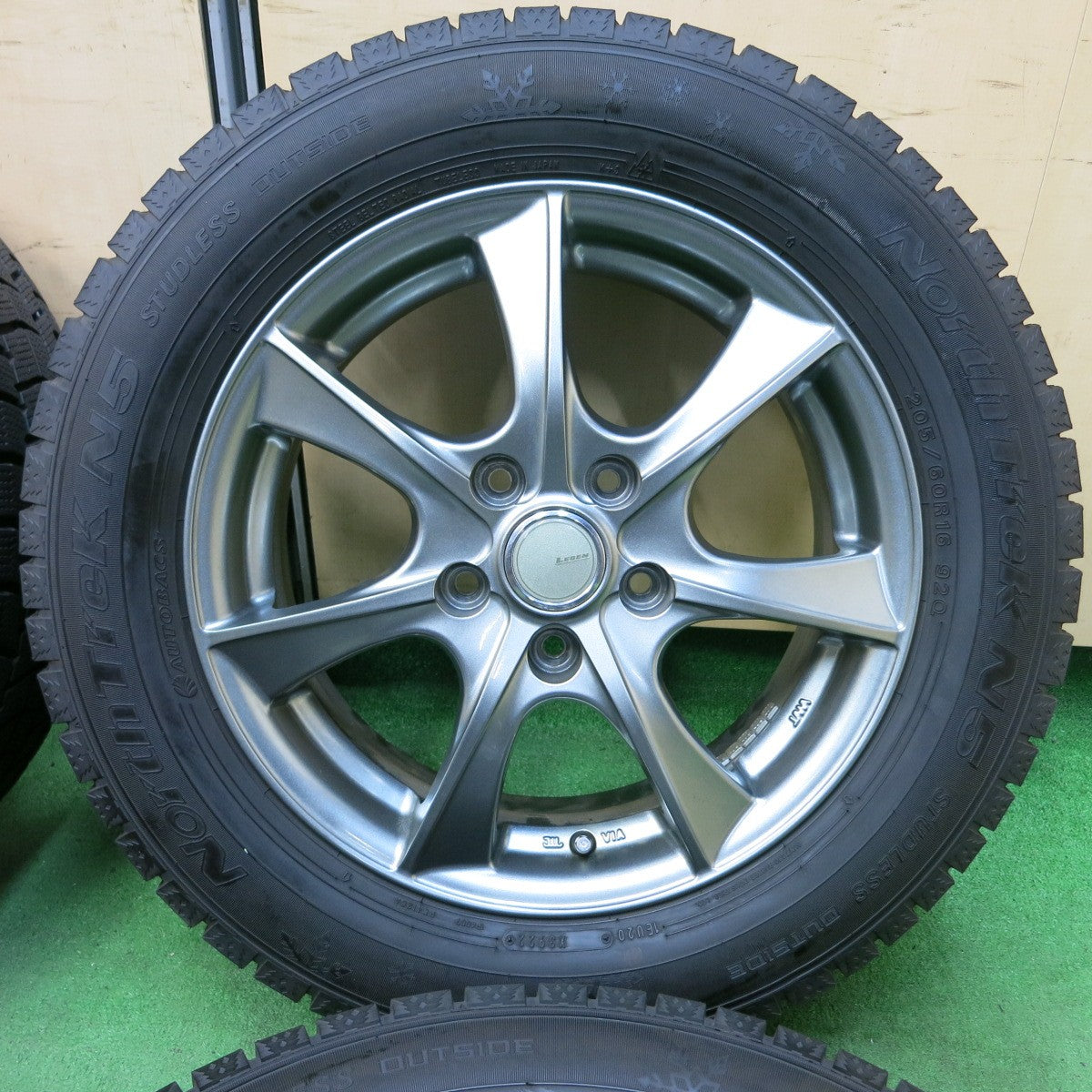 [送料無料] バリ溝！22年！キレイ！9.5分以上★スタッドレス 205/60R16 オートバックス ノーストレック N5 LEBEN レーベン 16インチ PCD114.3/5H★4100208SYス