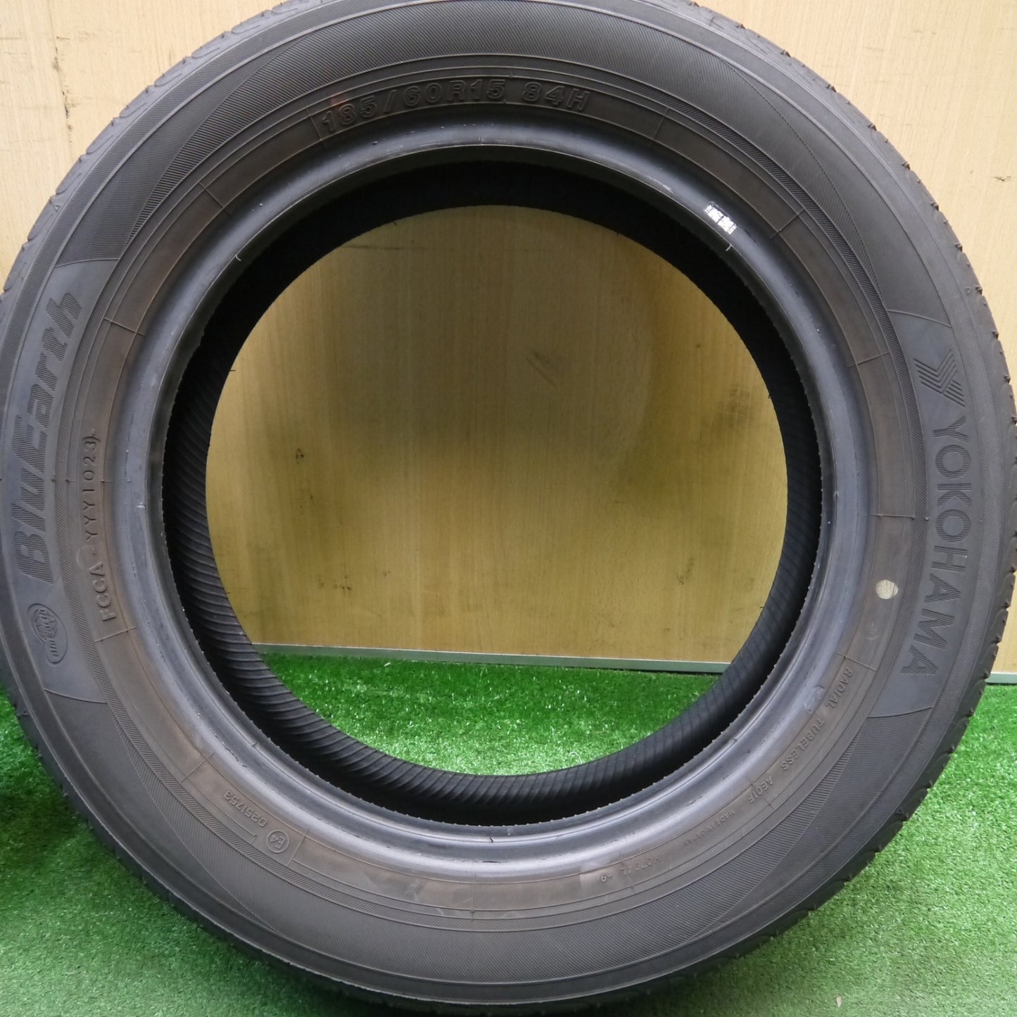 バリ溝！23年！9分★185/60R15 ヨコハマ ブルーアース AE01F タイヤ 15インチ アクア シエンタ ヤリス フィット 等★6022411Hノタ