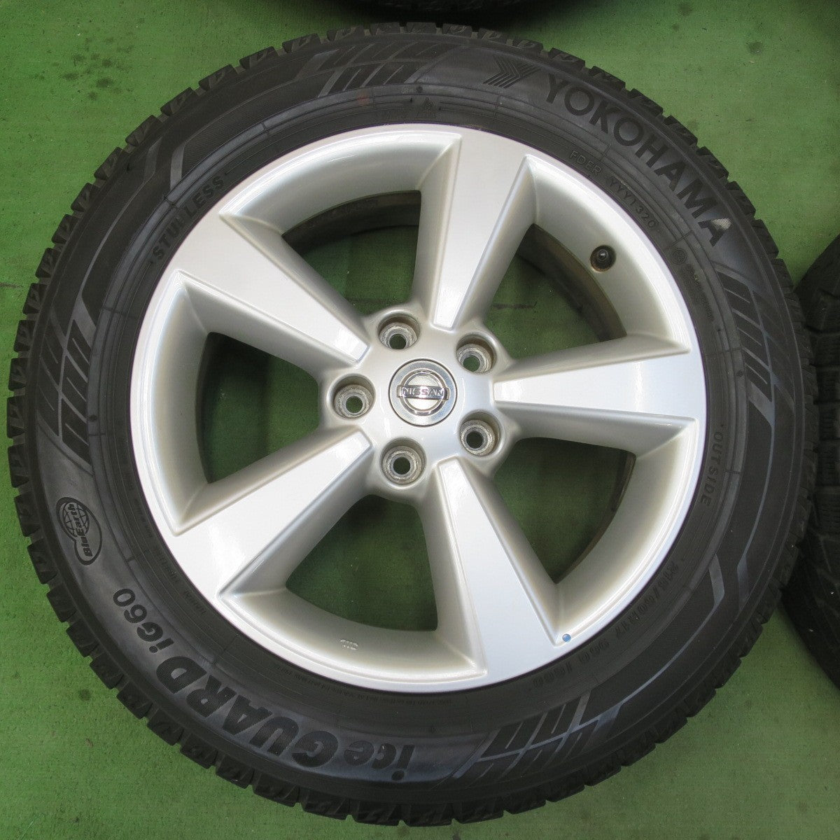 バリ溝！キレイ！9.5分★日産 デュアリス 純正 215/60R17 スタッドレス ヨコハマ アイスガード iG60 17インチ PCD114.3/5H★6022503イス