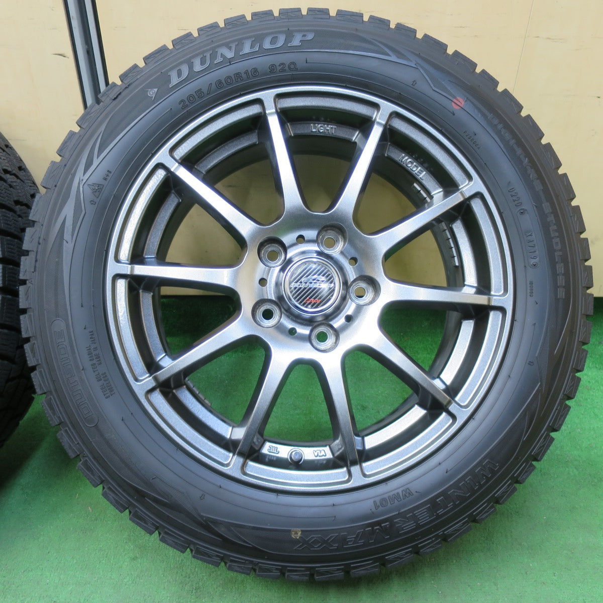 [送料無料] バリ溝！キレイ！9.5分以上★スタッドレス 205/60R16 ダンロップ ウインターマックス WM01 SCHNEIDER シュナイダー 16インチ PCD114.3/5H★4111401イス