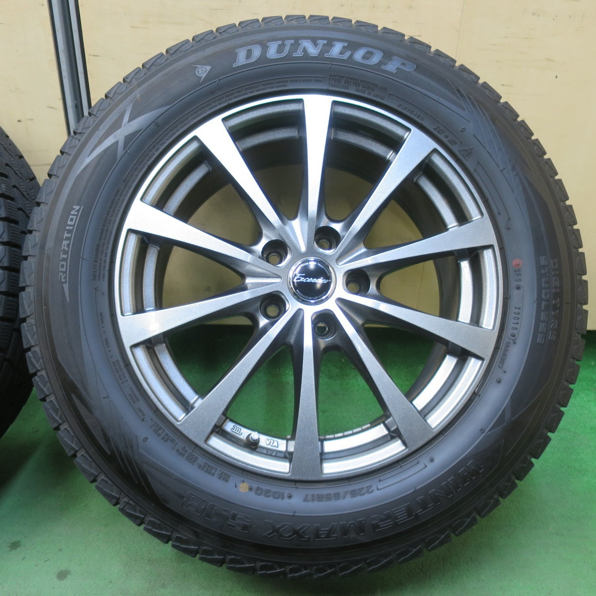 バリ溝！キレイ！9分★スタッドレス 225/65R17 ダンロップ ウインターマックス SJ8 Exceeder エクシーダー 17インチ PCD114.3/5H★5122710イス