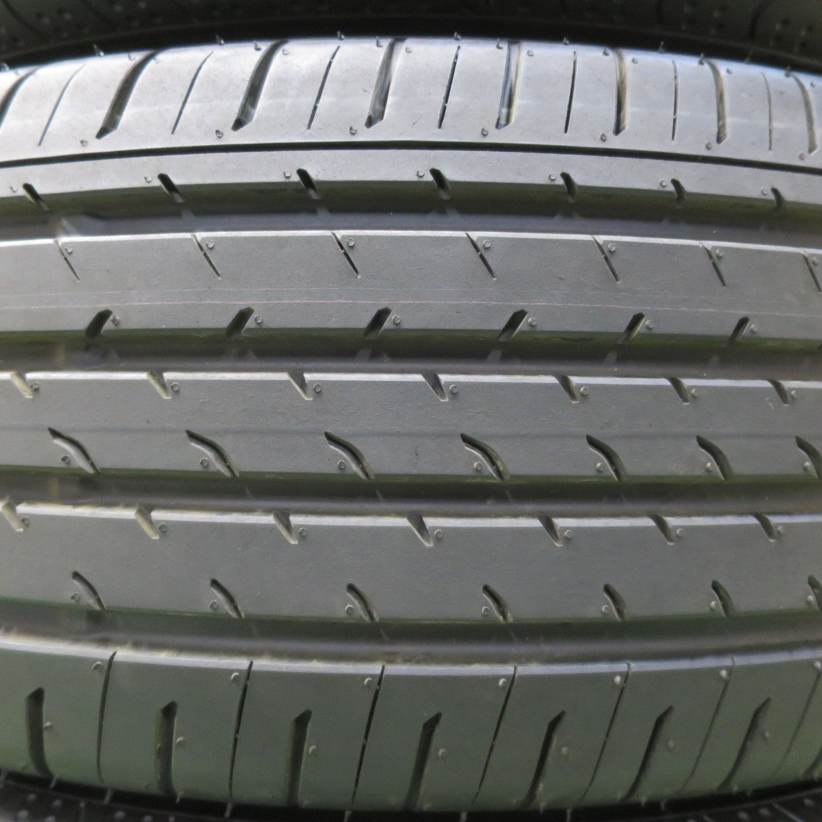 [送料無料] 新車外し！25年★225/65R17 ヨコハマ アドバン V03 タイヤ 17インチ レクサス NX ハリアー RAV4 40系 ヴェルファイア エクストレイル 等★5032807イノタ