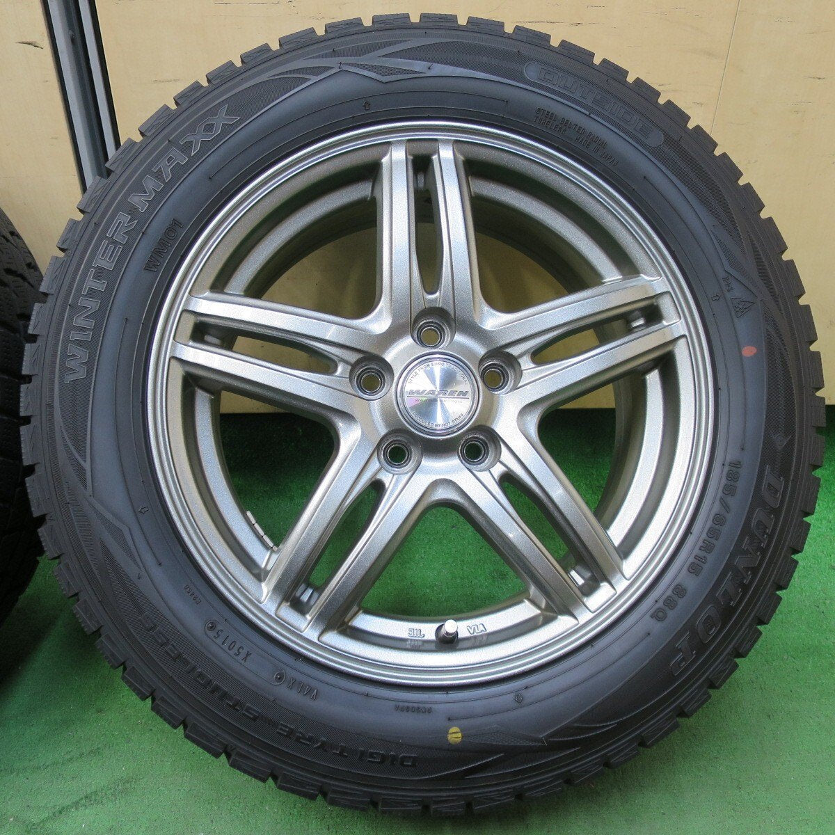 バリ溝！キレイ！9分★プリウス 等 185/65R15 スタッドレス ダンロップ ウインターマックス WM01 WAREN ヴァーレン 15インチ PCD100/5H★5021102イス