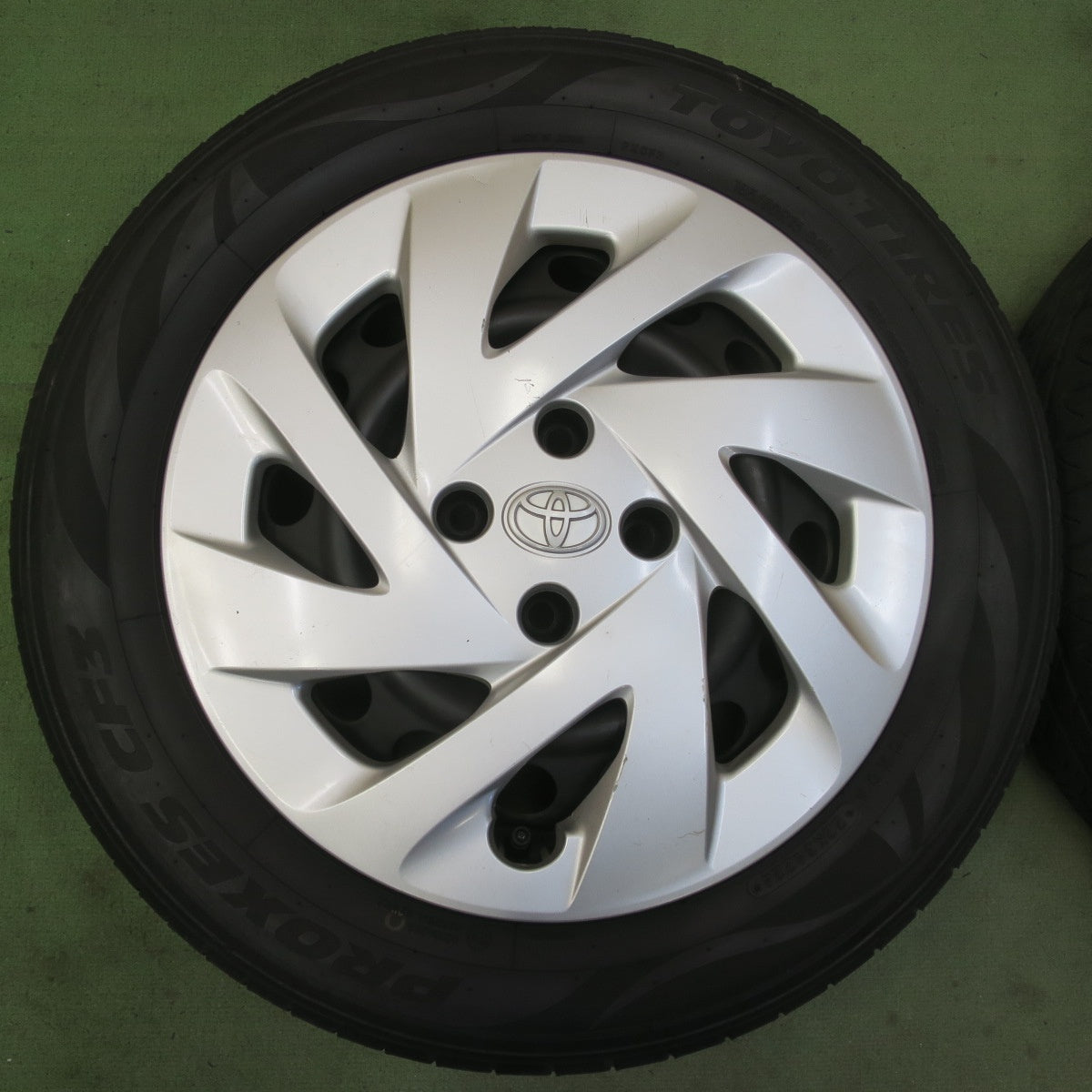 バリ溝！24年！9.5分★トヨタ アクア 純正 スチール 185/60R15 トーヨー プロクセス CF3 15インチ PCD100/4H★6052905イノ